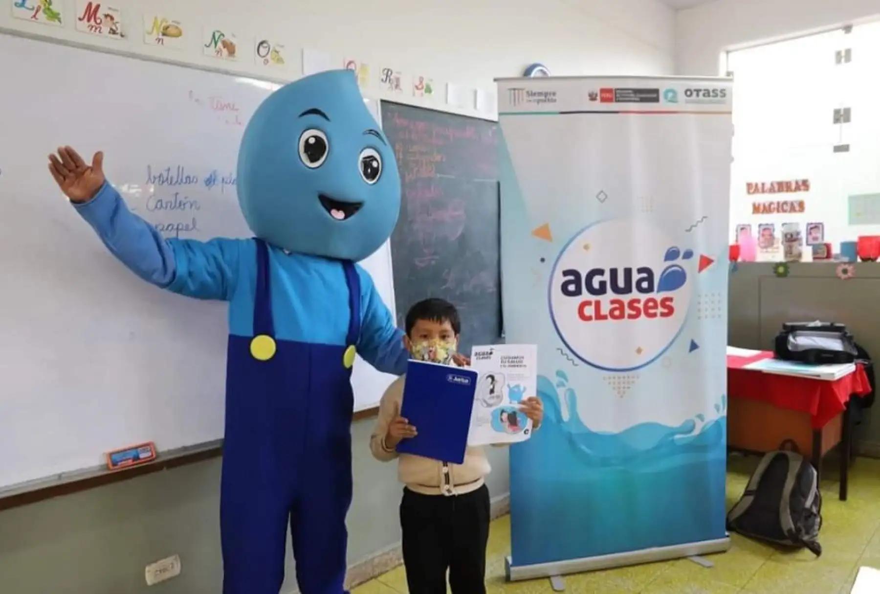 Durante los primeros tres meses del año escolar en curso, la iniciativa nacional “Agua Clases”, impulsada por el Organismo Técnico de la Administración de los Servicios de Saneamiento, se enseñó a más de 7,681 estudiantes de primaria y secundaria de 11 regiones del país sobre la valoración de los servicios de saneamiento.