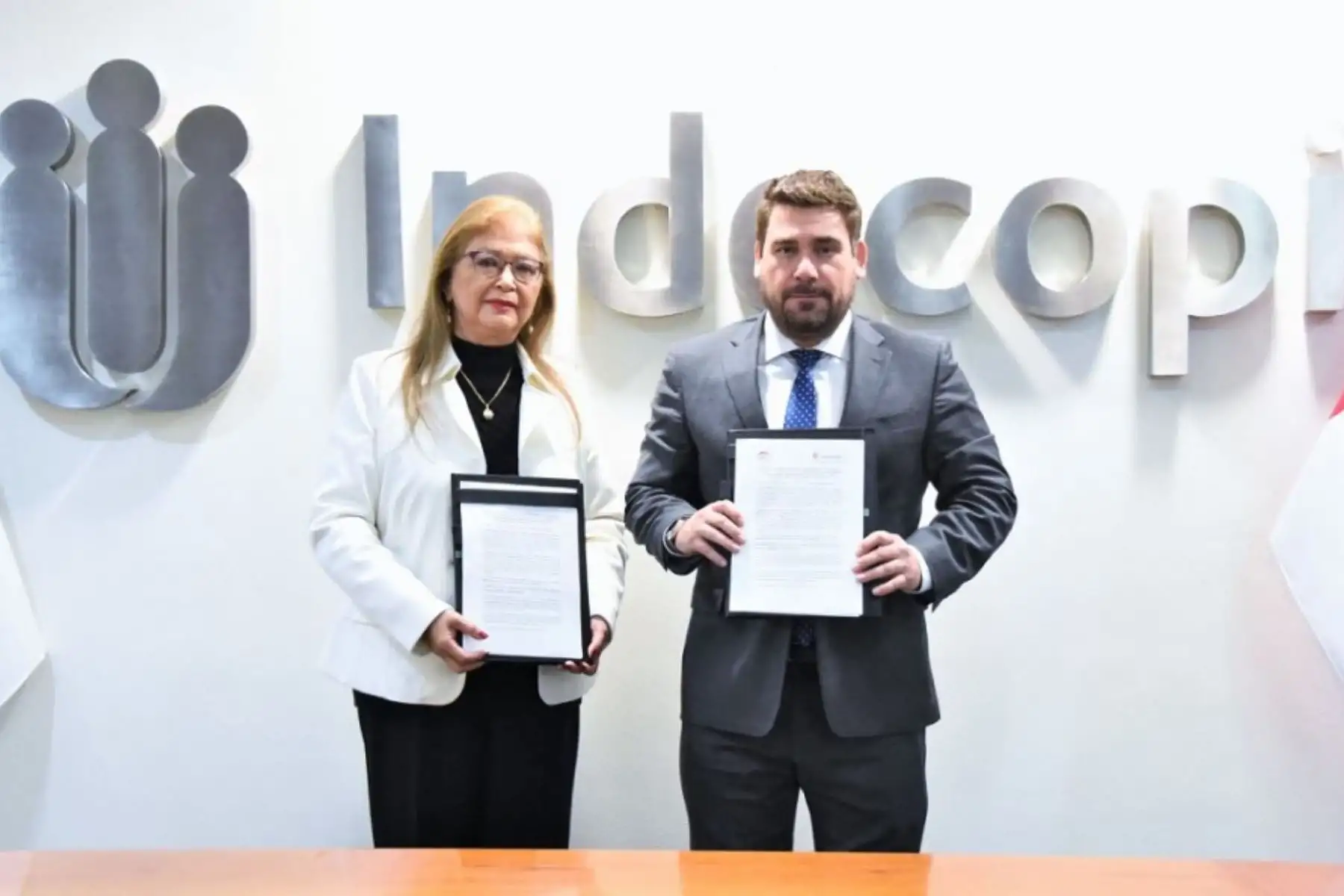 El el presidente ejecutivo del Indecopi, Julián Palacín Gutiérrez, y la rectora de la Universidad Católica Santo Toribio de Mogrovejo de Chiclayo, Patricia Julia Campos Olazábal, firmaron un convenio institucional con la finalidad de promover la investigación y la protección de la propiedad intelectual en la comunidad educativa, mediante la instalación de un Centro de Apoyo a la Tecnología e Innovación.