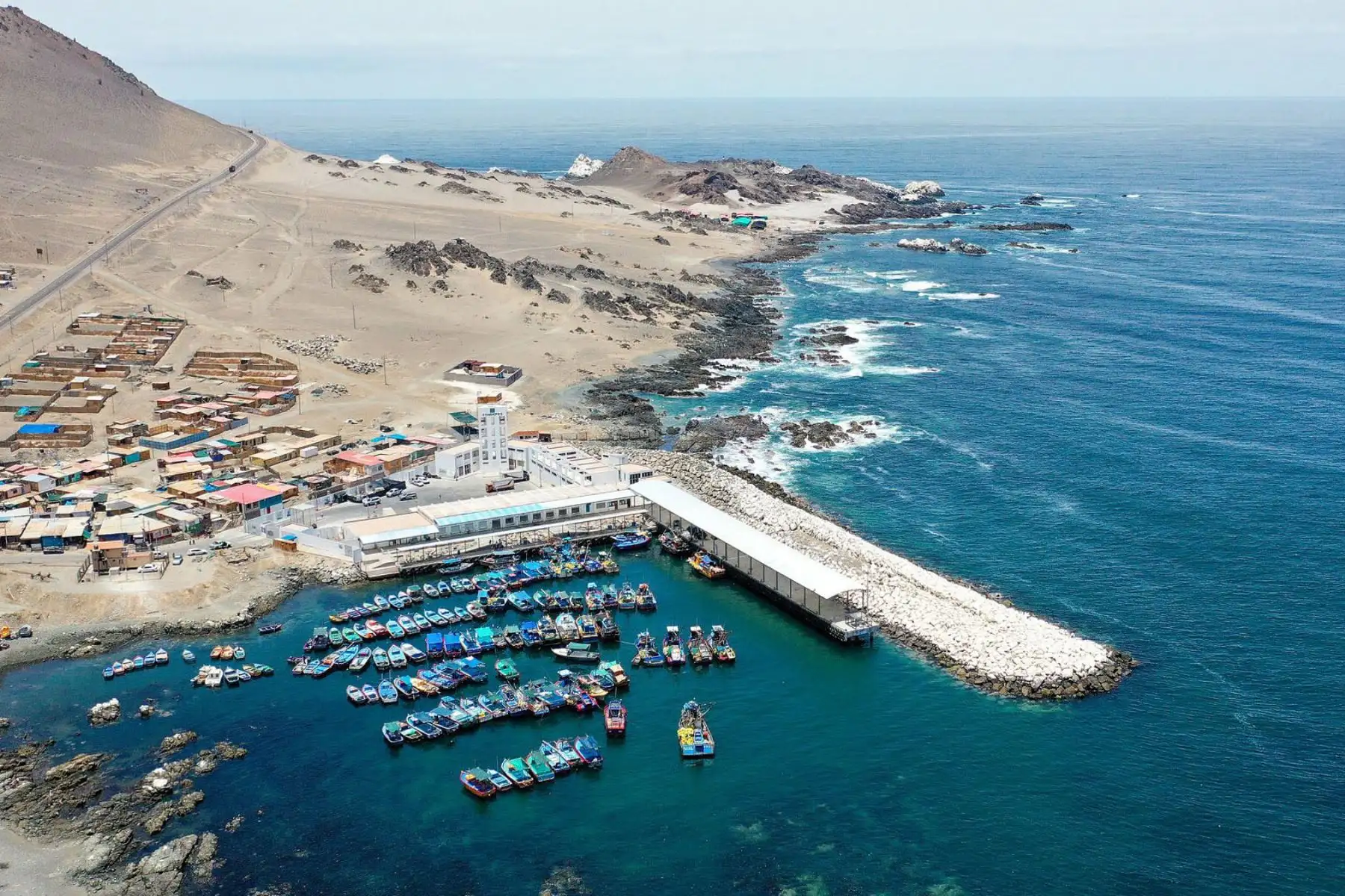 El Ministerio de la Producción realizó la transferencia oficial de los desembarcaderos pesqueros artesanales de Morro Sama y Vila Vila a la región Tacna, como parte del proceso de descentralización para el desarrollo integral del país.
Foto: Ministerio de la Producción