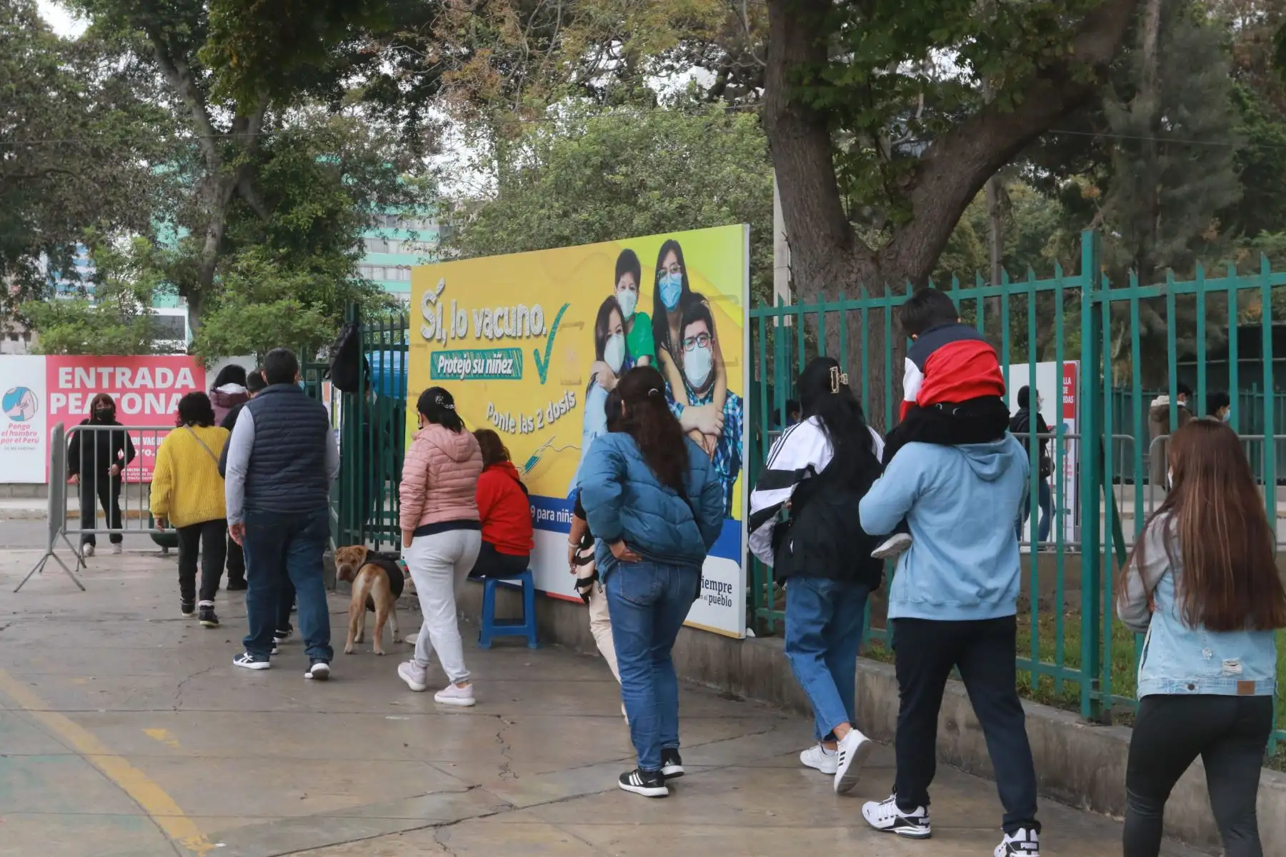 Ministerio de Salud continua con la campaña de Vacunación contra el covid-19 y la influenza  en Lima Metropolitana y el Callao. 
Este fin de semana serán 26 los centros de vacunación que atenderán de 7 a.m. a 7 p.m., los cuales cuentan con amplios ambientes, tanto para la aplicación de la dosis que corresponda (primera, segunda, tercera o cuarta).
Foto: ANDINA/Héctor Vinces