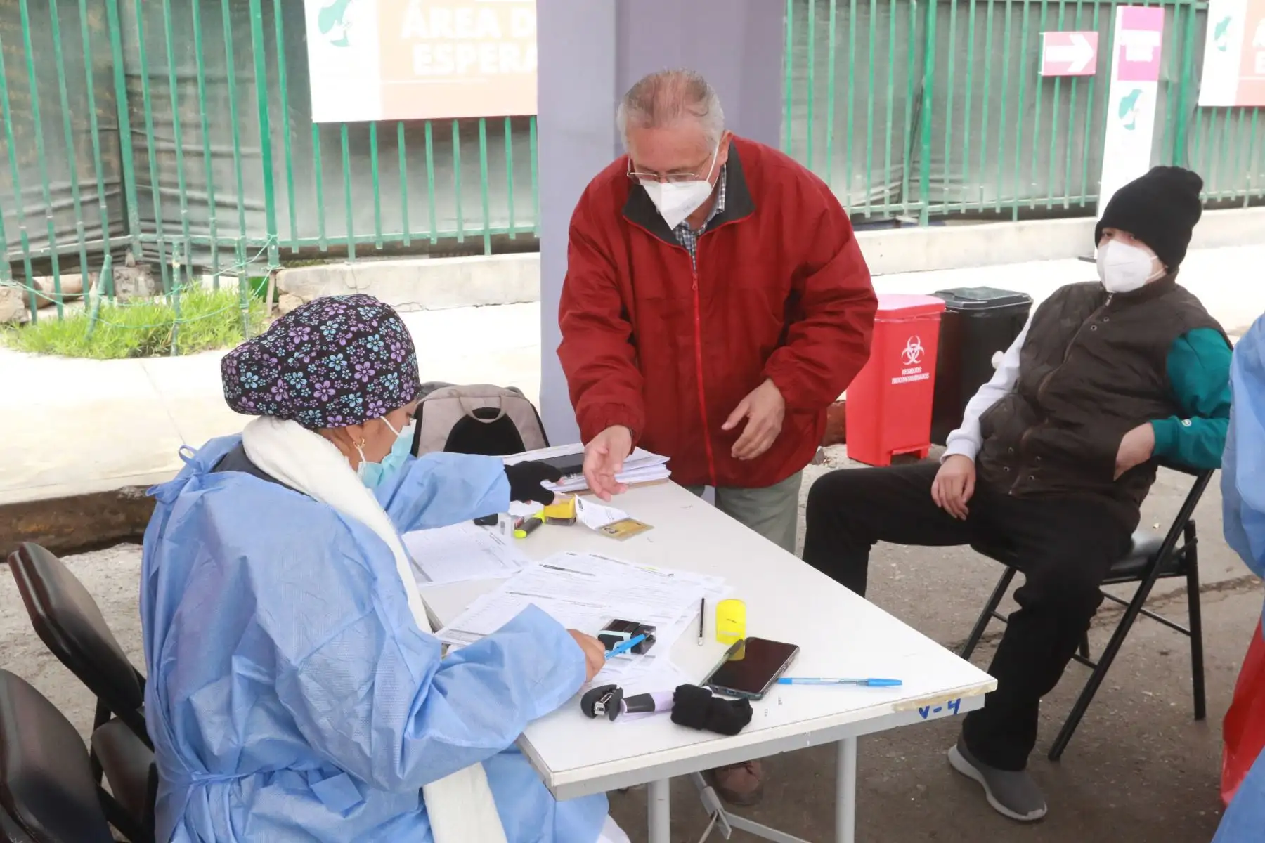 Ministerio de Salud continua con la campaña de Vacunación contra el covid-19 y la influenza  en Lima Metropolitana y el Callao. 
Este fin de semana serán 26 los centros de vacunación que atenderán de 7 a.m. a 7 p.m., los cuales cuentan con amplios ambientes, tanto para la aplicación de la dosis que corresponda (primera, segunda, tercera o cuarta).
Foto: ANDINA/Héctor Vinces