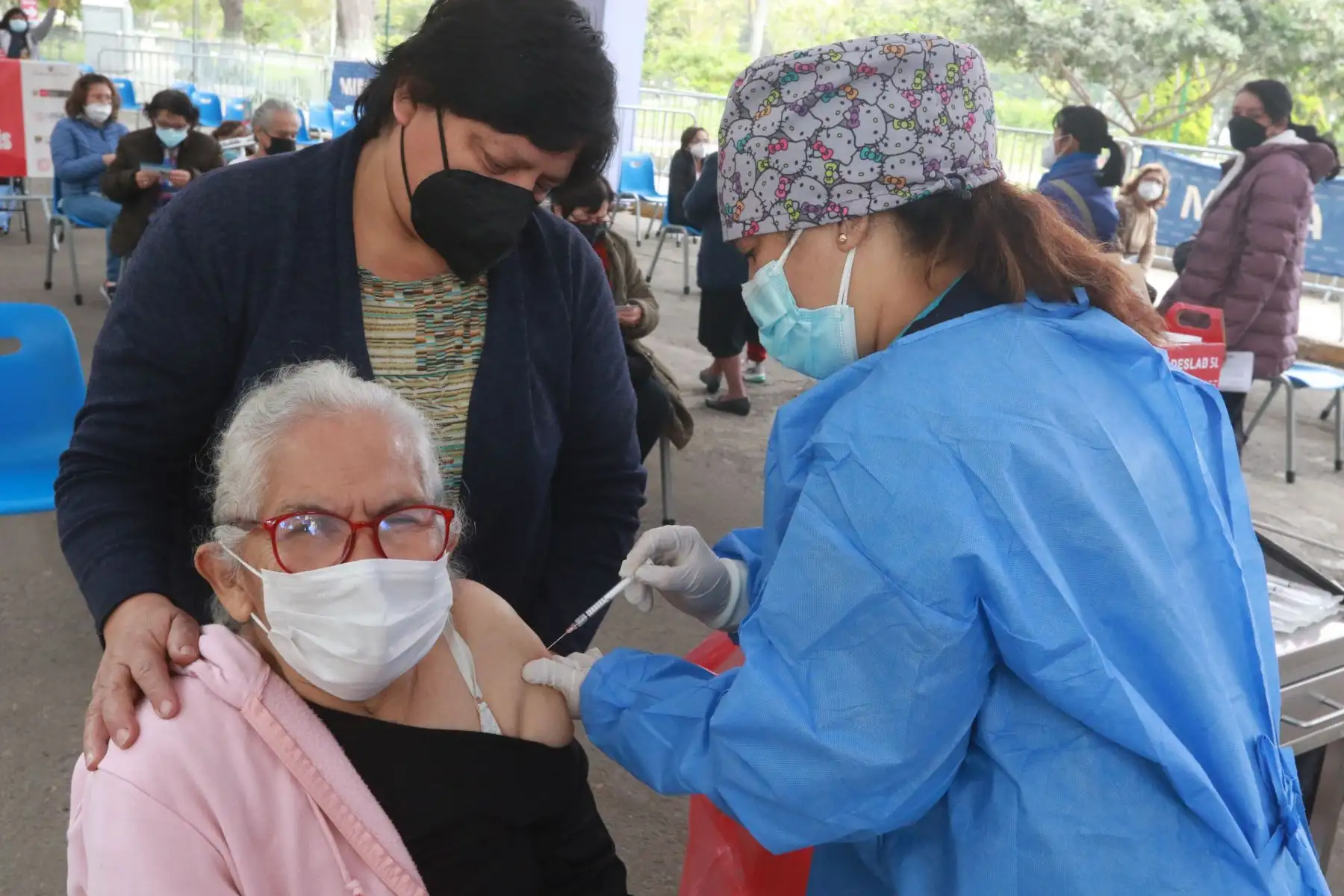 Ministerio de Salud continúa con la campaña de Vacunación contra el covid-19 y la influenza  en Lima Metropolitana y el Callao. 
Este fin de semana serán 26 los centros de vacunación que atenderán de 7 a.m. a 7 p.m., los cuales cuentan con amplios ambientes, tanto para la aplicación de la dosis que corresponda (primera, segunda, tercera o cuarta).
Foto: ANDINA/Héctor Vinces