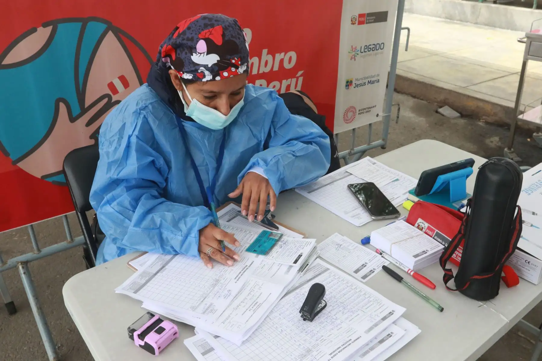 Ministerio de Salud continua con la campaña de Vacunación contra el covid-19 y la influenza  en Lima Metropolitana y el Callao. 
Este fin de semana serán 26 los centros de vacunación que atenderán de 7 a.m. a 7 p.m., los cuales cuentan con amplios ambientes, tanto para la aplicación de la dosis que corresponda (primera, segunda, tercera o cuarta).
Foto: ANDINA/Héctor Vinces