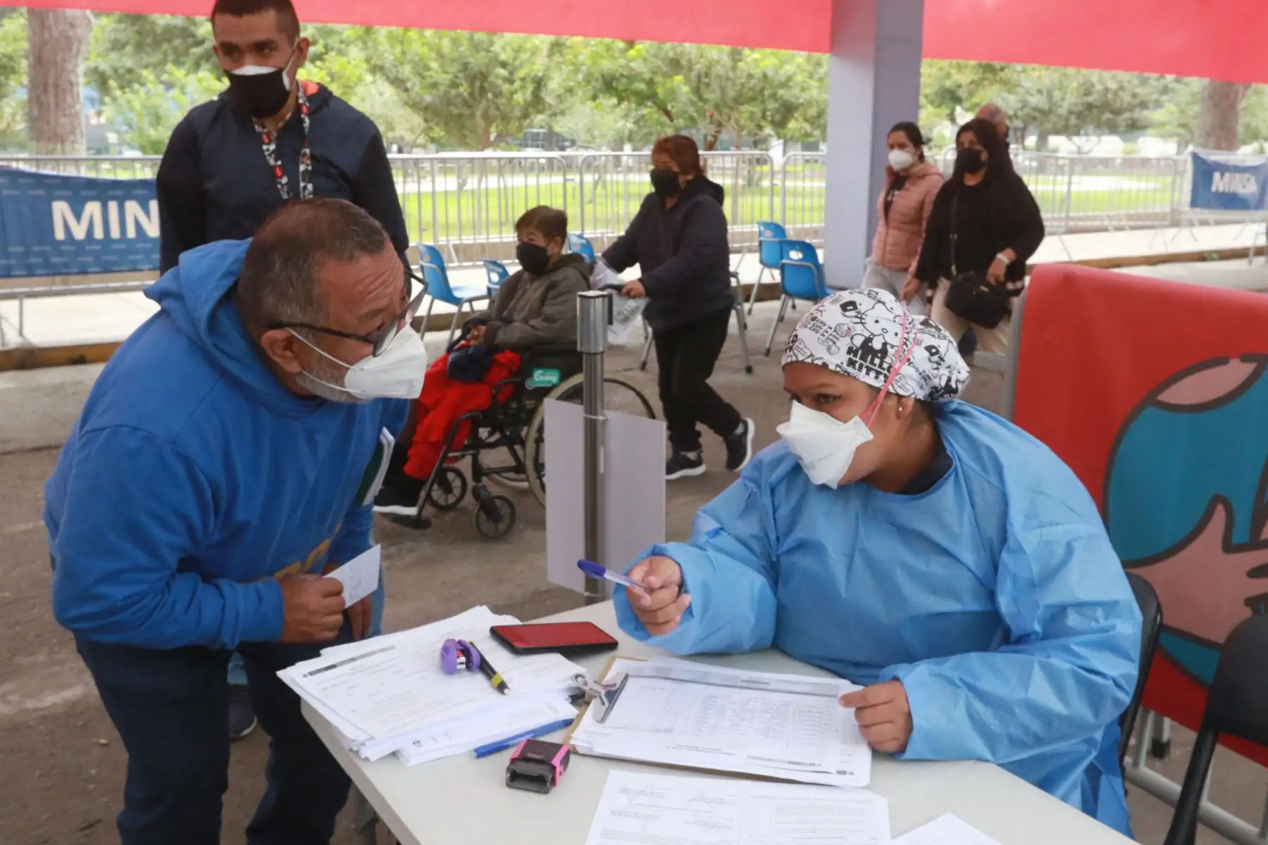 Ministerio de Salud continua con la campaña de Vacunación contra el covid-19 y la influenza  en Lima Metropolitana y el Callao. 
Este fin de semana serán 26 los centros de vacunación que atenderán de 7 a.m. a 7 p.m., los cuales cuentan con amplios ambientes, tanto para la aplicación de la dosis que corresponda (primera, segunda, tercera o cuarta).
Foto: ANDINA/Héctor Vinces