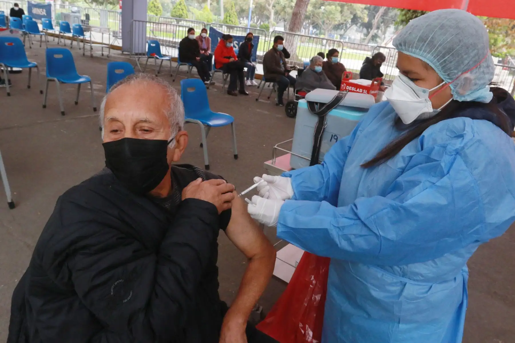Ministerio de Salud continúa con la campaña de Vacunación contra el covid-19 y la influenza  en Lima Metropolitana y el Callao. 
Este fin de semana serán 26 los centros de vacunación que atenderán de 7 a.m. a 7 p.m., los cuales cuentan con amplios ambientes, tanto para la aplicación de la dosis que corresponda (primera, segunda, tercera o cuarta).
Foto: ANDINA/Héctor Vinces