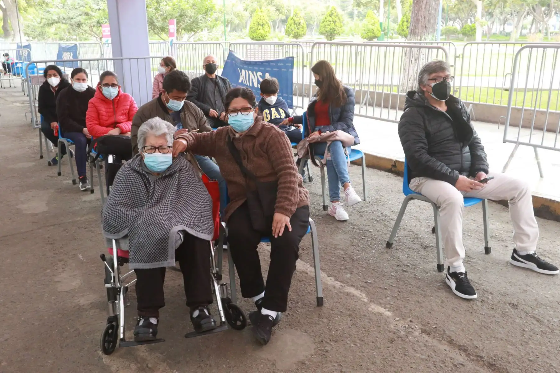 Ministerio de Salud continúa con la campaña de Vacunación contra el covid-19 y la influenza  en Lima Metropolitana y el Callao. 
Este fin de semana serán 26 los centros de vacunación que atenderán de 7 a.m. a 7 p.m., los cuales cuentan con amplios ambientes, tanto para la aplicación de la dosis que corresponda (primera, segunda, tercera o cuarta).
Foto: ANDINA/Héctor Vinces