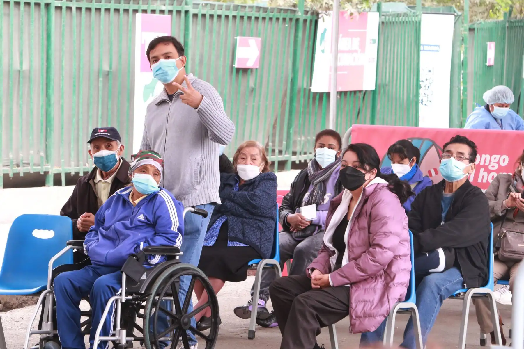 Ministerio de Salud continúa con la campaña de Vacunación contra el covid-19 y la influenza  en Lima Metropolitana y el Callao. 
Este fin de semana serán 26 los centros de vacunación que atenderán de 7 a.m. a 7 p.m., los cuales cuentan con amplios ambientes, tanto para la aplicación de la dosis que corresponda (primera, segunda, tercera o cuarta).
Foto: ANDINA/Héctor Vinces