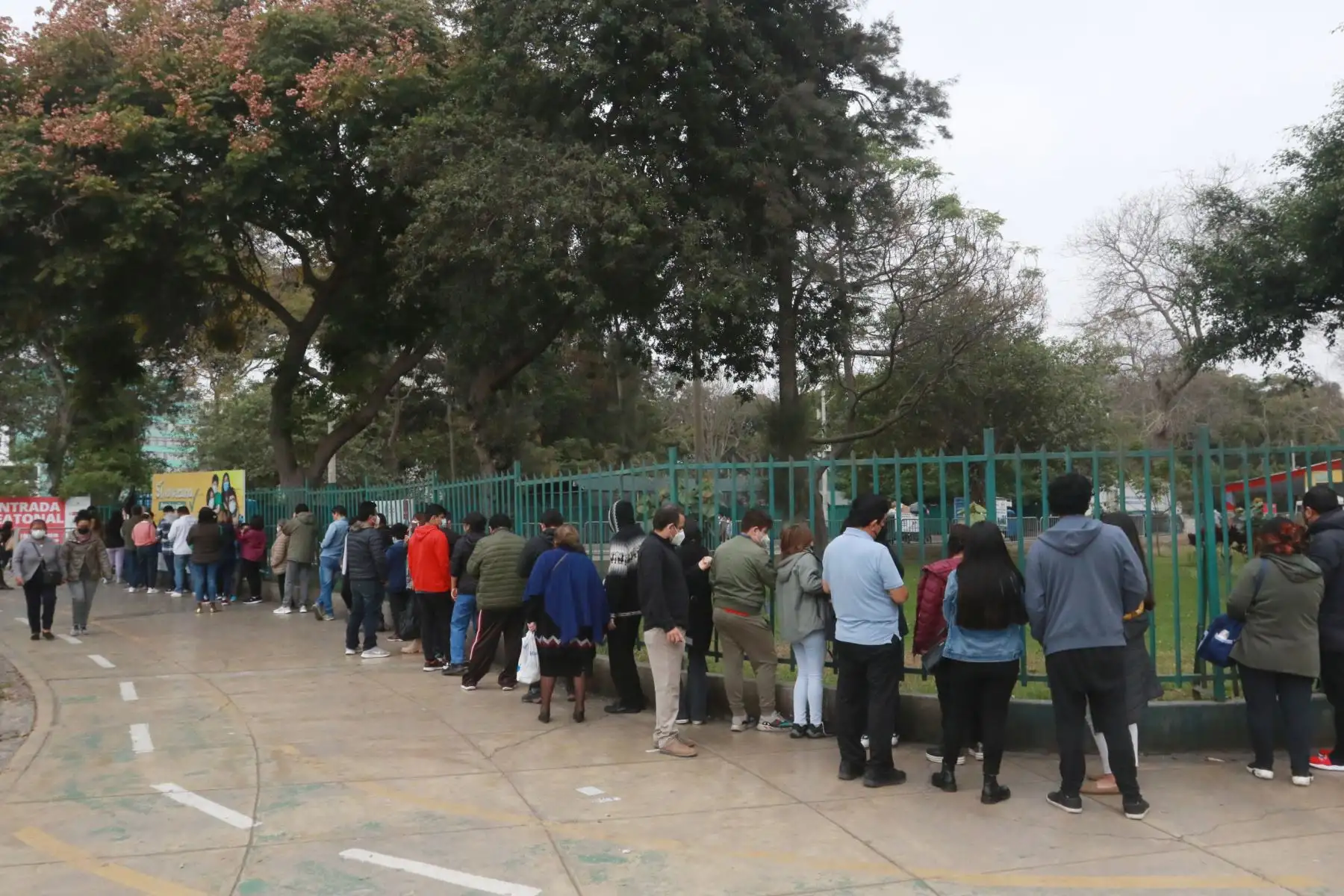 Ministerio de Salud continúa con la campaña de Vacunación contra el covid-19 y la influenza  en Lima Metropolitana y el Callao. 
Este fin de semana serán 26 los centros de vacunación que atenderán de 7 a.m. a 7 p.m., los cuales cuentan con amplios ambientes, tanto para la aplicación de la dosis que corresponda (primera, segunda, tercera o cuarta).
Foto: ANDINA/Héctor Vinces