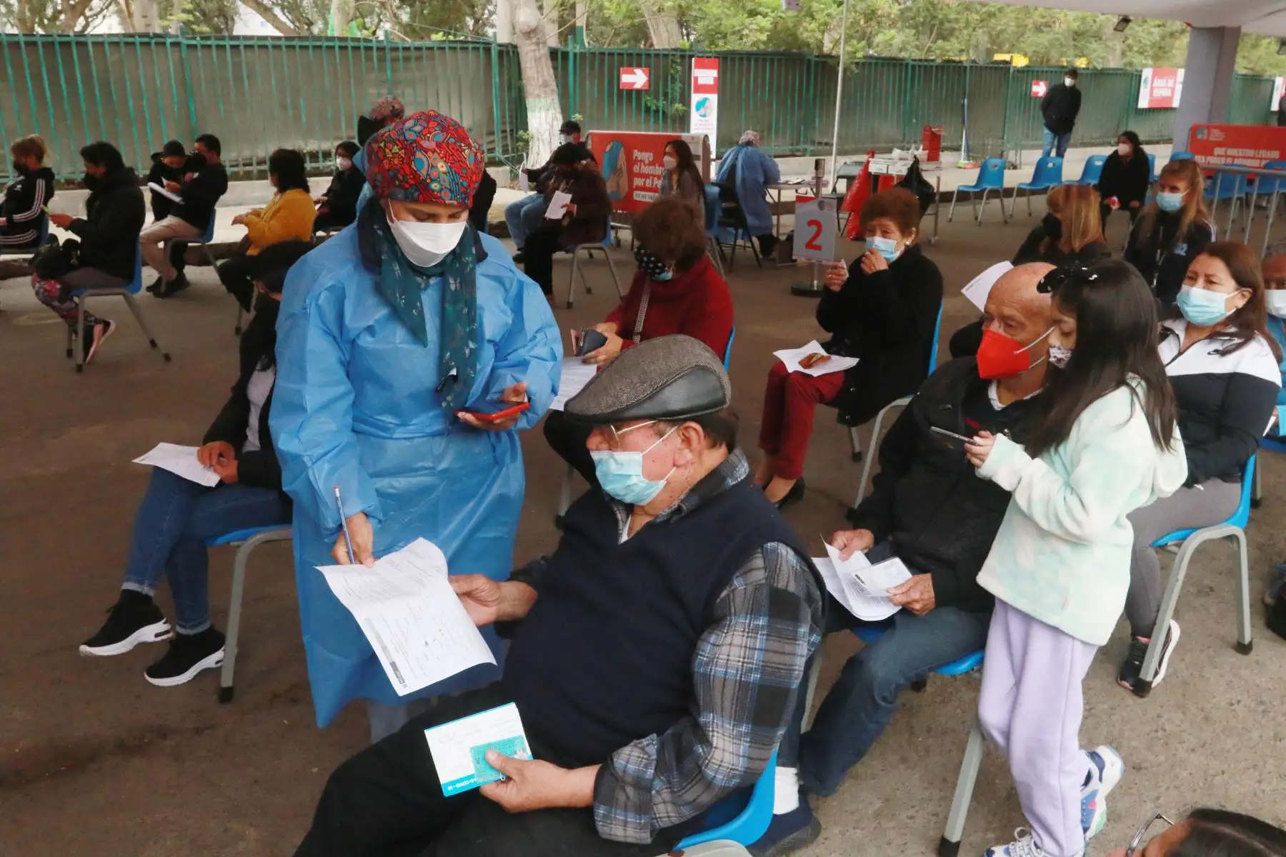 Ministerio de Salud continúa con la campaña de Vacunación contra el covid-19 y la influenza  en Lima Metropolitana y el Callao. 
Este fin de semana serán 26 los centros de vacunación que atenderán de 7 a.m. a 7 p.m., los cuales cuentan con amplios ambientes, tanto para la aplicación de la dosis que corresponda (primera, segunda, tercera o cuarta).
Foto: ANDINA/Héctor Vinces