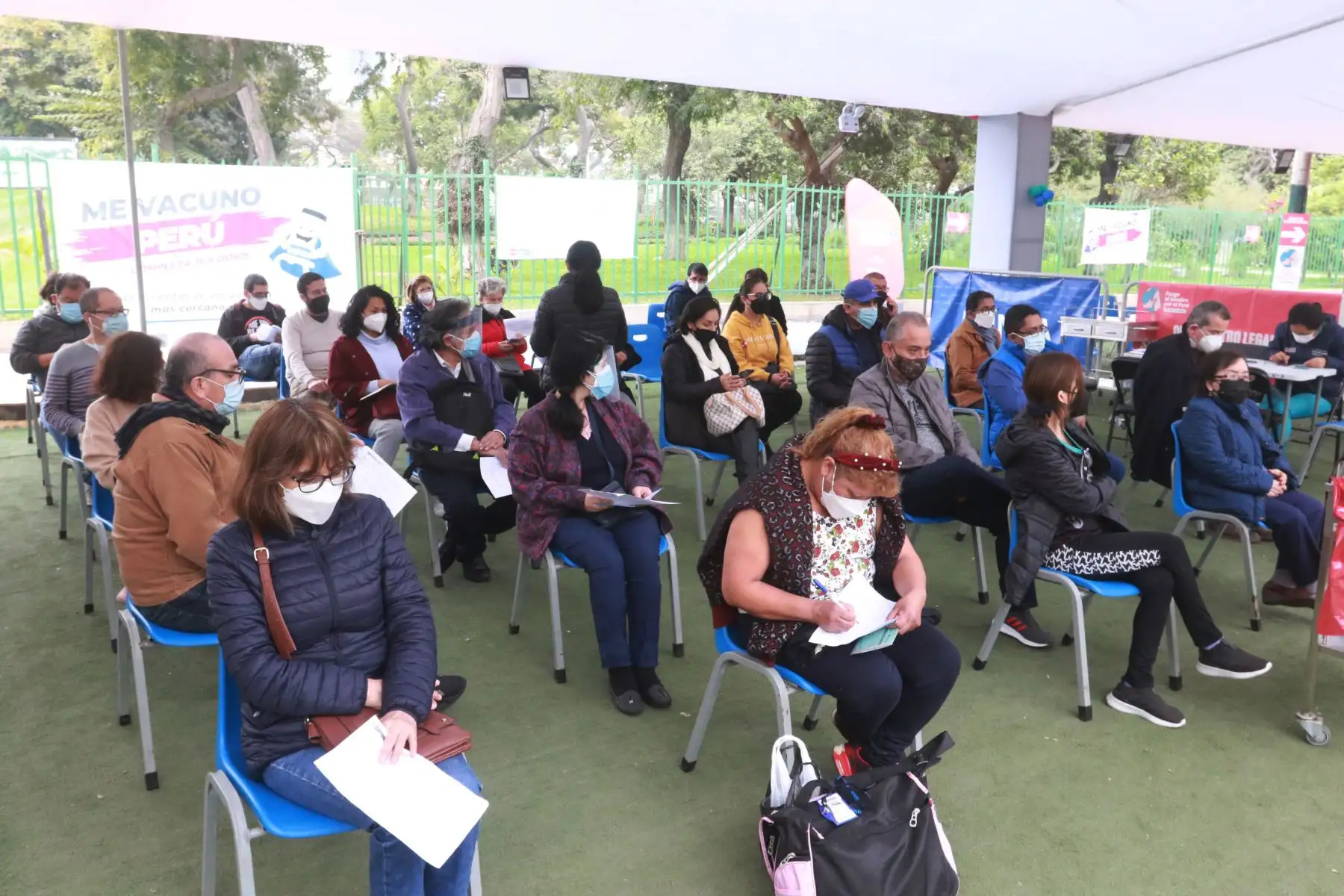 Ministerio de Salud continúa con la campaña de Vacunación contra el covid-19 y la influenza  en Lima Metropolitana y el Callao. 
Este fin de semana serán 26 los centros de vacunación que atenderán de 7 a.m. a 7 p.m., los cuales cuentan con amplios ambientes, tanto para la aplicación de la dosis que corresponda (primera, segunda, tercera o cuarta).
Foto: ANDINA/Héctor Vinces