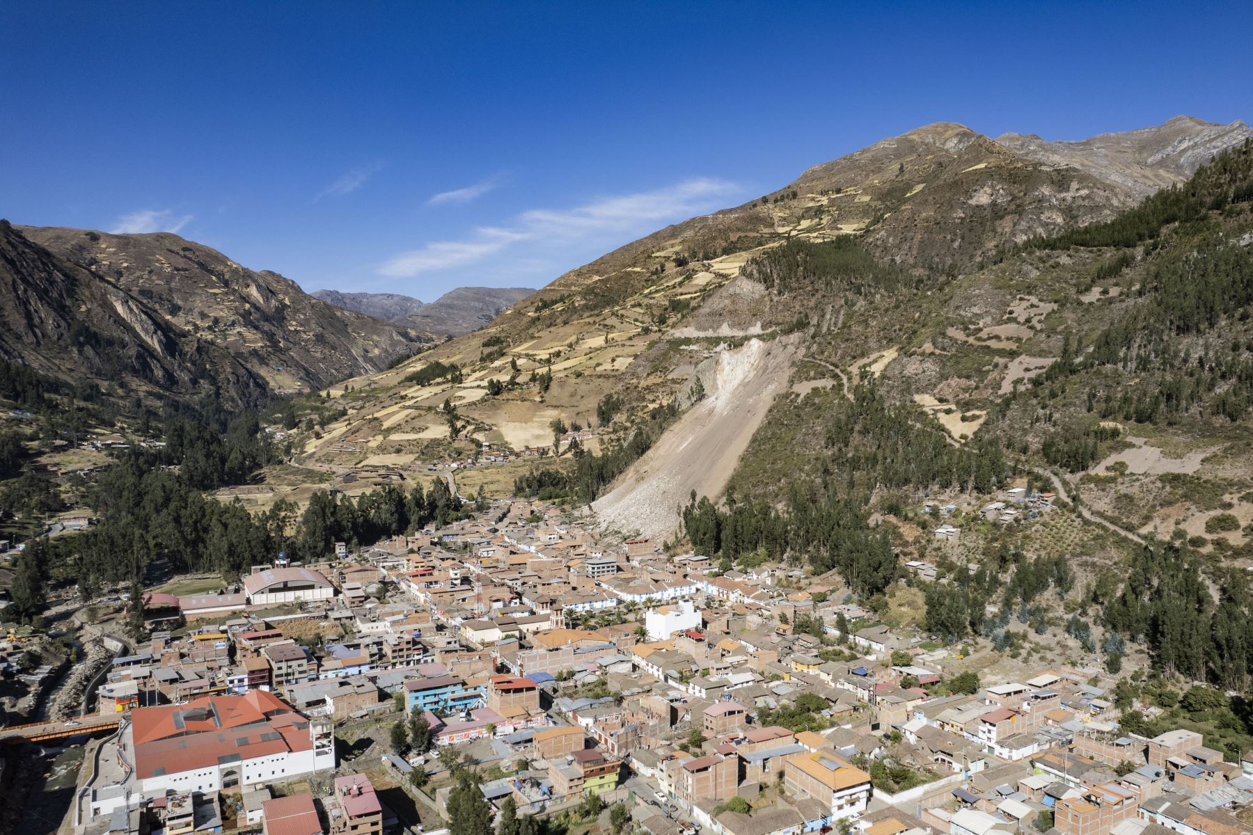 Fotos con dron del deslizamiento en el sector Cruz de Shallapa, en el distrito de Chavín de Huántar, provincia de Huari, región Áncash.
Foto: ANDINA/Carla Patiño Ramírez