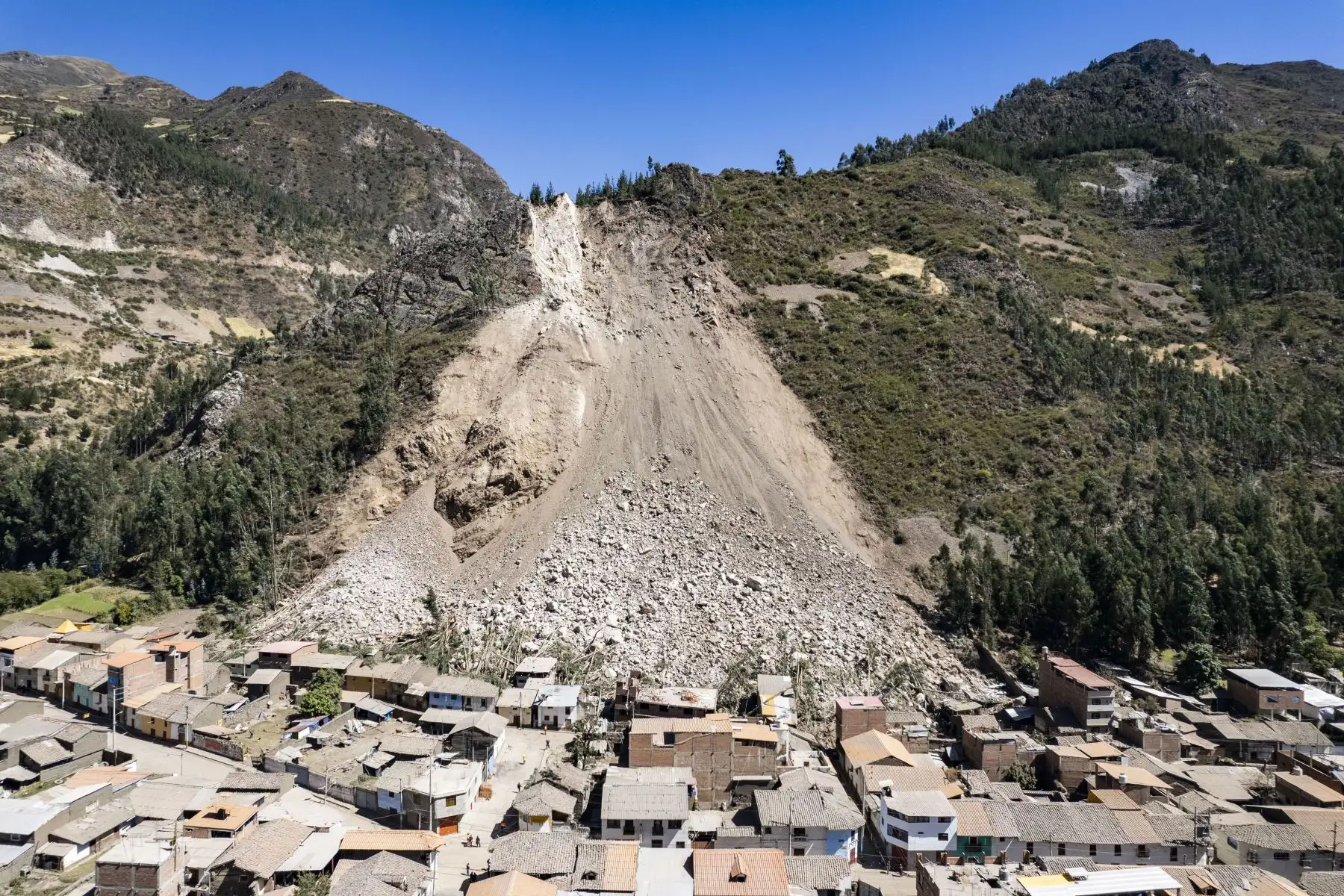 Fotos con dron del deslizamiento en el sector Cruz de Shallapa, en el distrito de Chavín de Huántar, provincia de Huari, región Áncash.
Foto: ANDINA/Carla Patiño Ramírez