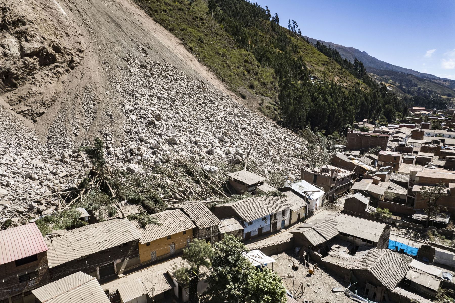 Fotos con dron del deslizamiento en el sector Cruz de Shallapa, en el distrito de Chavín de Huántar, provincia de Huari, región Áncash.
Foto: ANDINA/Carla Patiño Ramírez