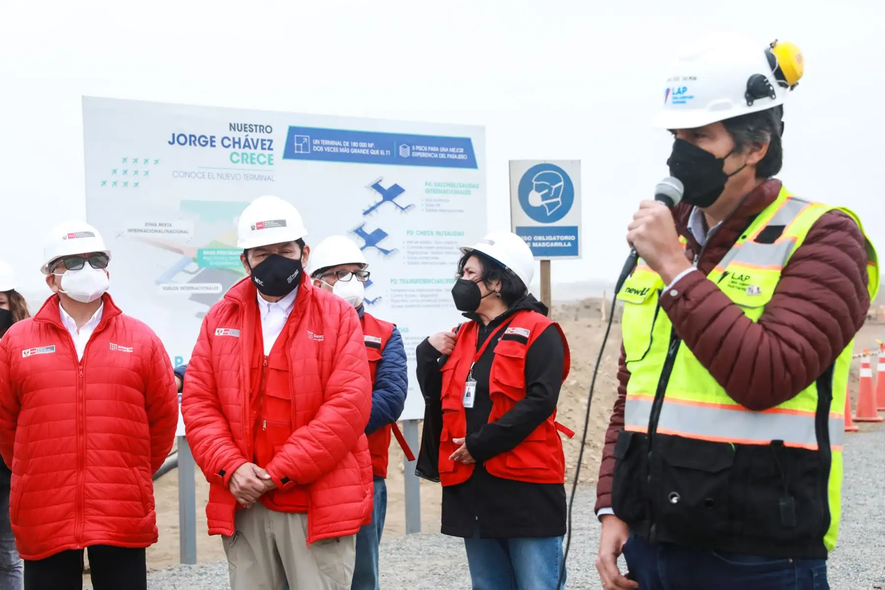 El ministro de Transportes y Comunicaciones, Juan Barranzuela, realizó una visita de inspección a las obras de ampliación del Aeropuerto Jorge Chávez junto con el gerente de LAP, Juan José Salmón, para conocer el avance del nuevo terminal de pasajeros, la torre de control y la segunda pista de aterrizaje. Foto: ANDINA/MTC