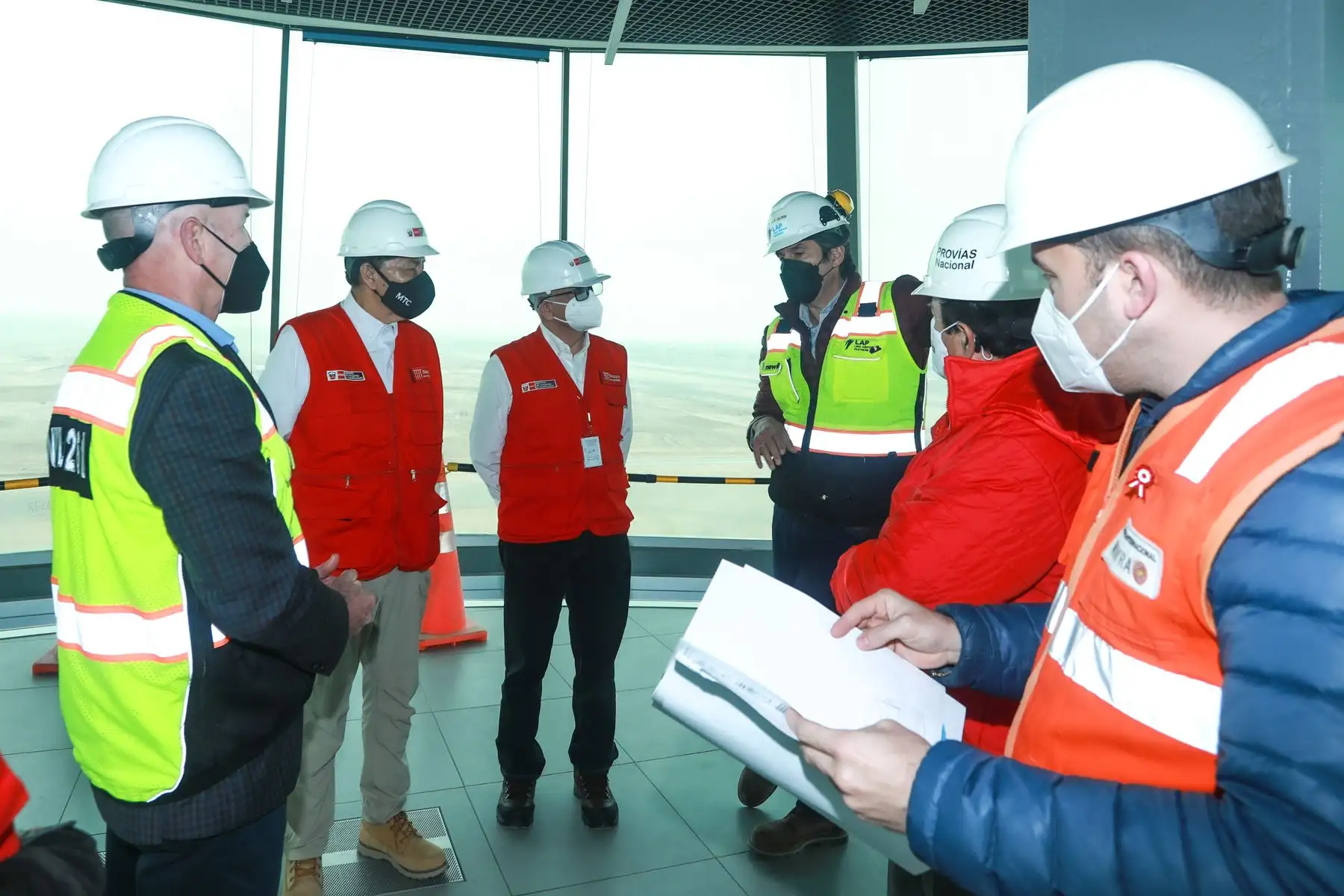 El ministro de Transportes y Comunicaciones, Juan Barranzuela, realizó una visita de inspección a las obras de ampliación del Aeropuerto Jorge Chávez junto con el gerente de LAP, Juan José Salmón, para conocer el avance del nuevo terminal de pasajeros, la torre de control y la segunda pista de aterrizaje. Foto: ANDINA/MTC
