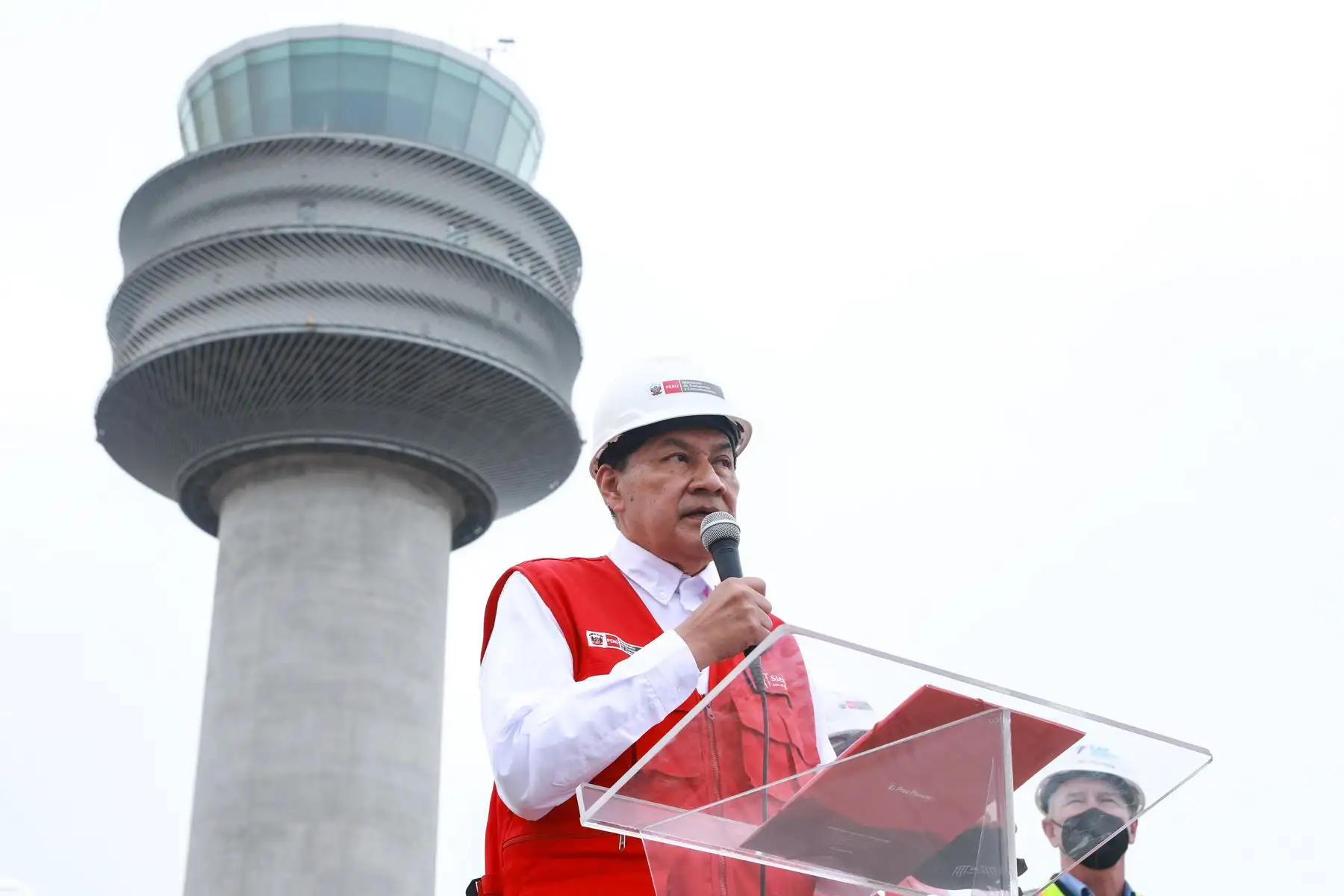 El ministro de Transportes y Comunicaciones, Juan Barranzuela, realizó una visita de inspección a las obras de ampliación del Aeropuerto Jorge Chávez junto con el gerente de LAP, Juan José Salmón, para conocer el avance del nuevo terminal de pasajeros, la torre de control y la segunda pista de aterrizaje. Foto: ANDINA/MTC