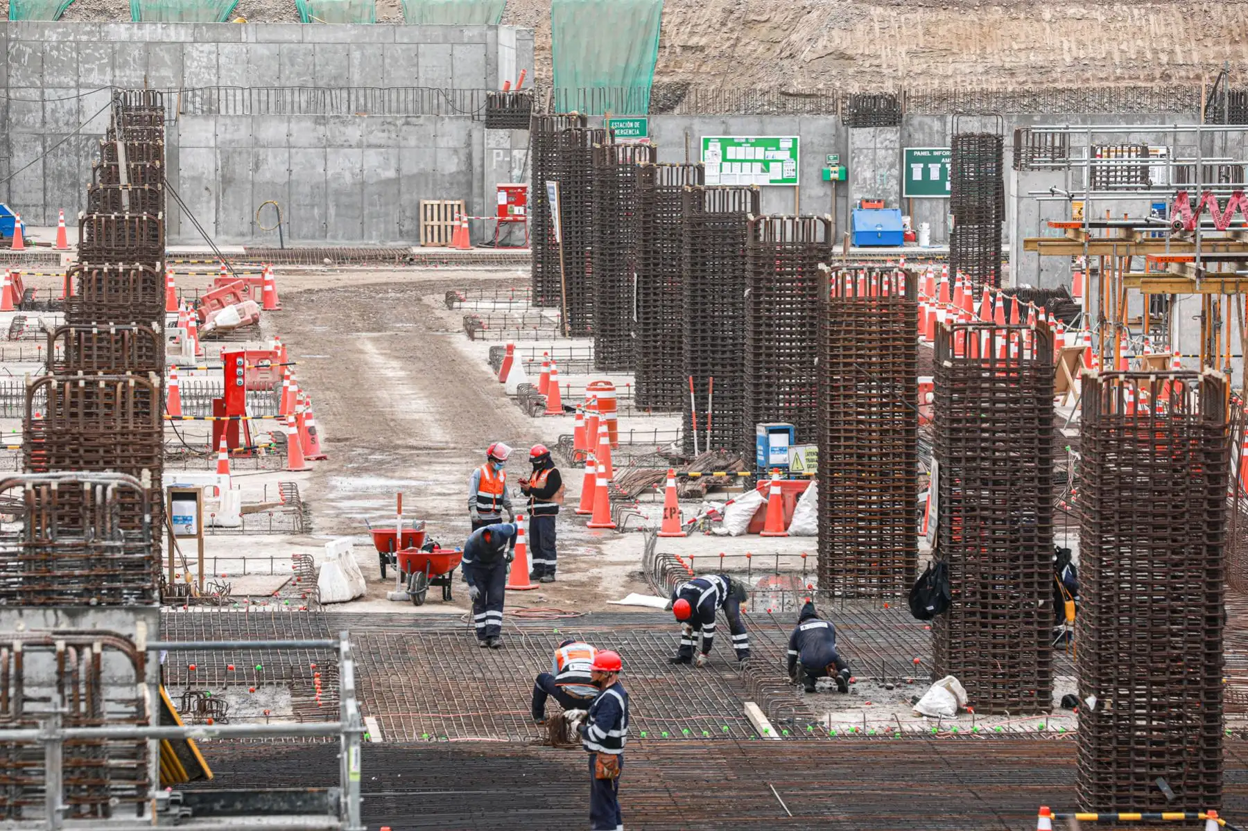 El ministro de Transportes y Comunicaciones, Juan Barranzuela, realizó una visita de inspección a las obras de ampliación del Aeropuerto Jorge Chávez junto con el gerente de LAP, Juan José Salmón, para conocer el avance del nuevo terminal de pasajeros, la torre de control y la segunda pista de aterrizaje. Foto: ANDINA/MTC