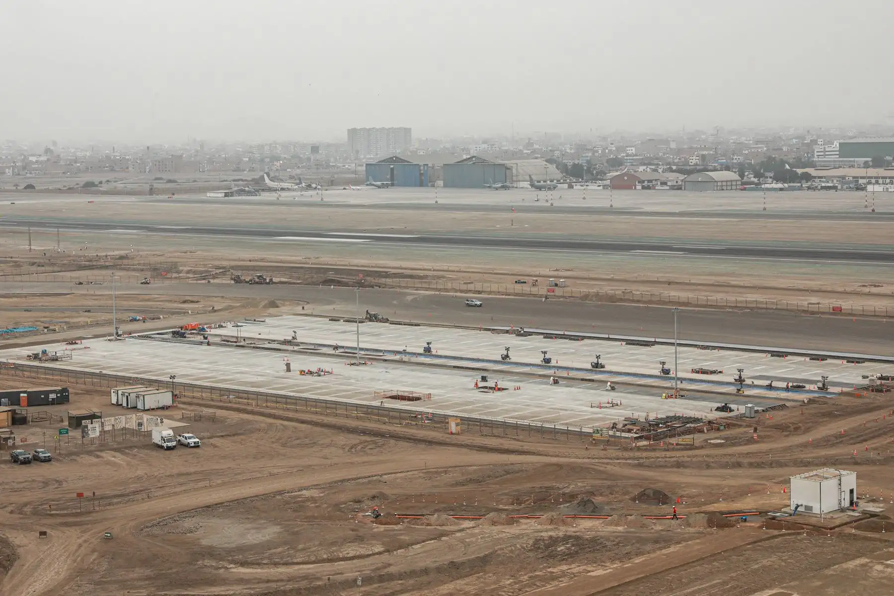 El ministro de Transportes y Comunicaciones, Juan Barranzuela, realizó una visita de inspección a las obras de ampliación del Aeropuerto Jorge Chávez junto con el gerente de LAP, Juan José Salmón, para conocer el avance del nuevo terminal de pasajeros, la torre de control y la segunda pista de aterrizaje. Foto: ANDINA/MTC