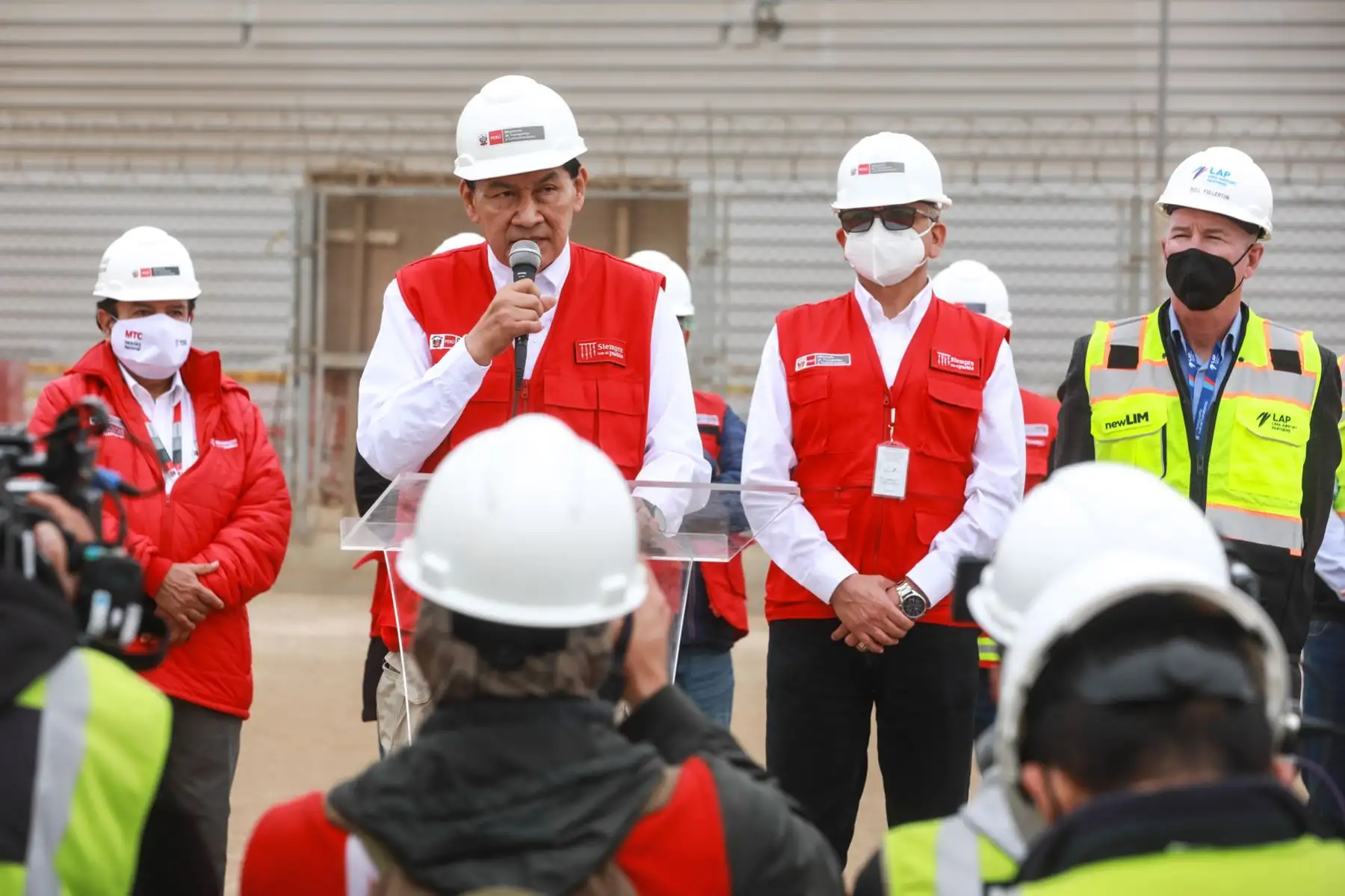El ministro de Transportes y Comunicaciones, Juan Barranzuela, realizó una visita de inspección a las obras de ampliación del Aeropuerto Jorge Chávez junto con el gerente de LAP, Juan José Salmón, para conocer el avance del nuevo terminal de pasajeros, la torre de control y la segunda pista de aterrizaje. Foto: ANDINA/MTC