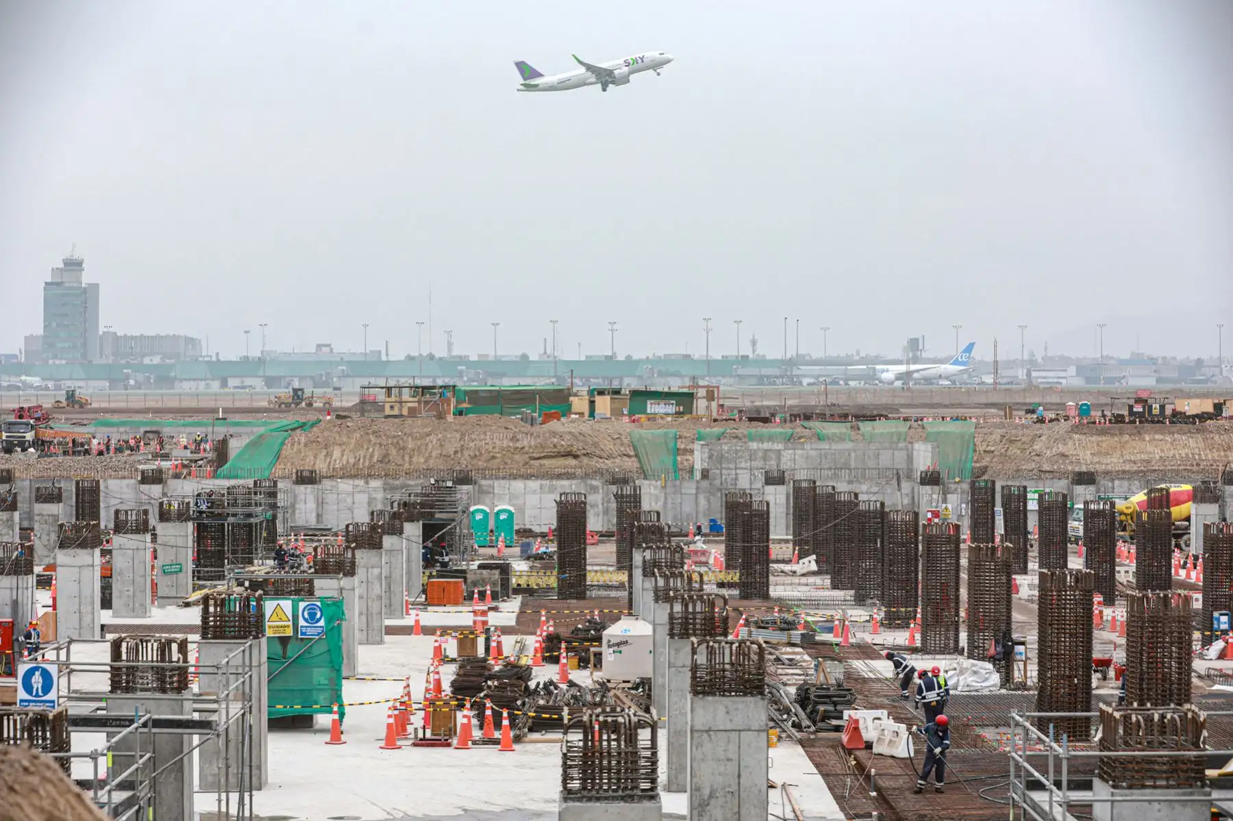 El ministro de Transportes y Comunicaciones, Juan Barranzuela, realizó una visita de inspección a las obras de ampliación del Aeropuerto Jorge Chávez junto con el gerente de LAP, Juan José Salmón, para conocer el avance del nuevo terminal de pasajeros, la torre de control y la segunda pista de aterrizaje. Foto: ANDINA/MTC