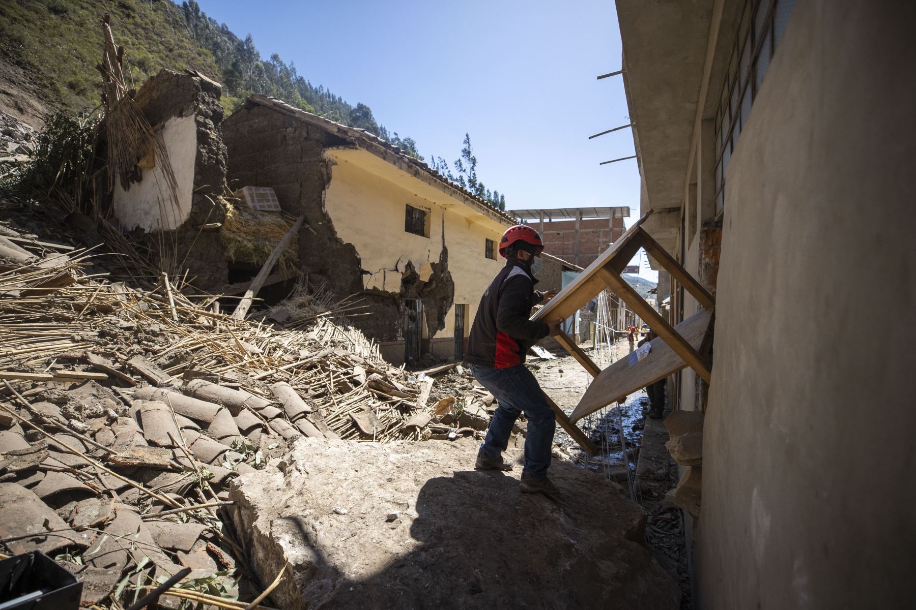 Personal de Indeci junto a miembros de la PNP y FFAA continúan inspeccionando la zona afectada tras derrumbe del cerro Cruz de Shallapa, en el distrito de Chavín de Huántar, región Áncash. Foto: ANDINA/Carla Patiño