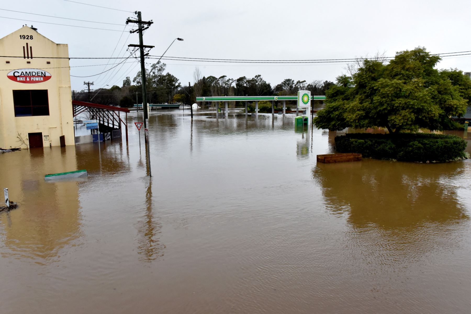Una vista general muestra las calles inundadas debido a las lluvias torrenciales en el suburbio de Camden en Sydney.
Foto: AFP
