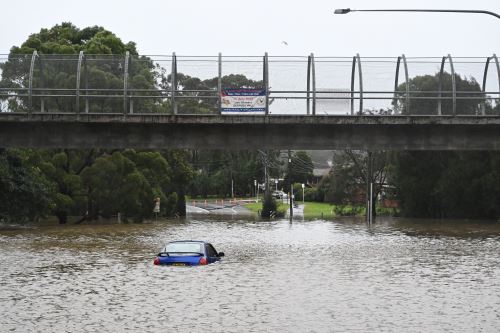 Lluvias torrenciales inundan el suburbio de Camden en Australia