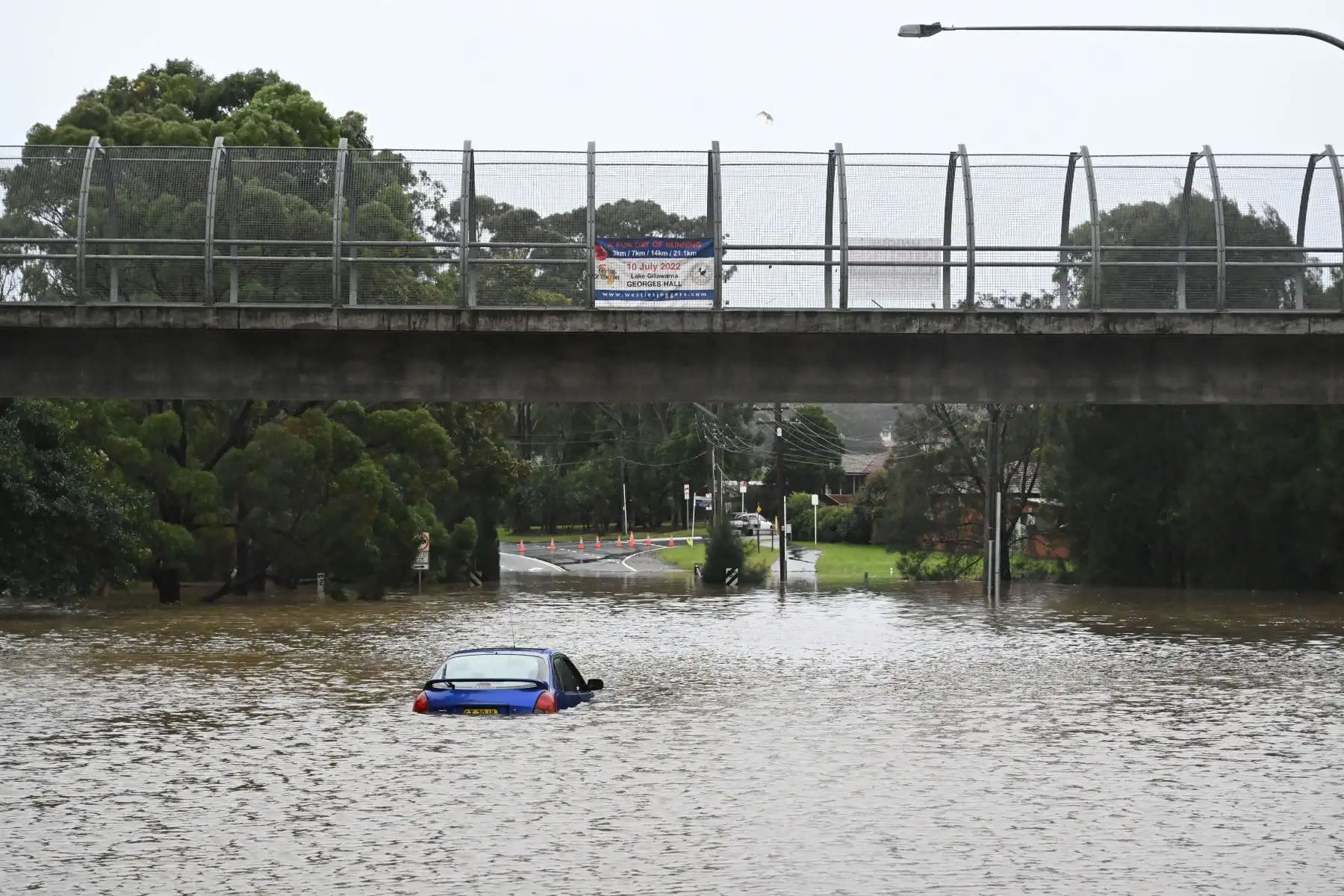 Se ve un automóvil abandonado en las inundaciones en Lansvale, en el oeste de Sydney, Australia.
Foto: EFE