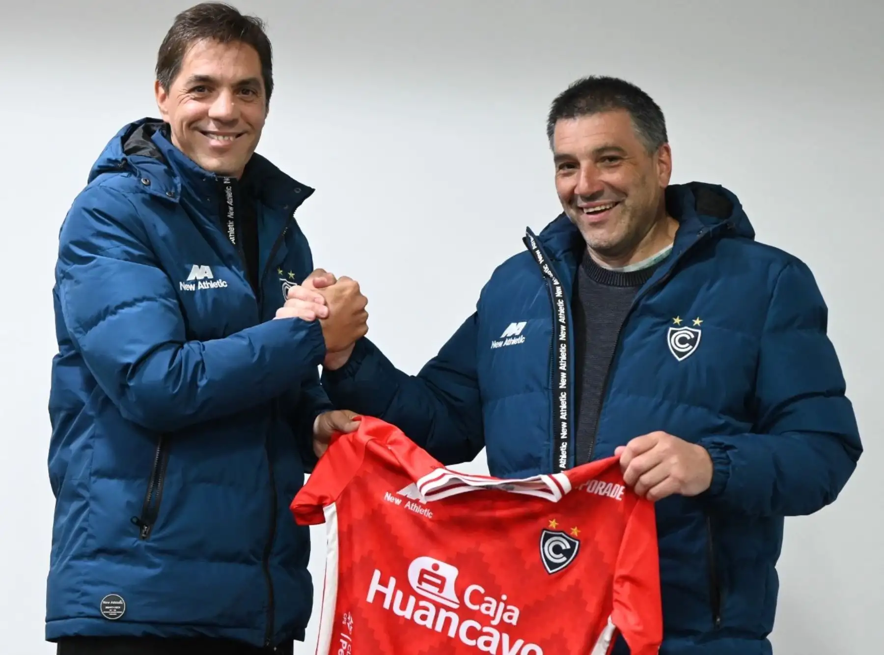 El técnico saliente Gerardo Ameli le entrega la camiseta al nuevo DT, César Vigevani