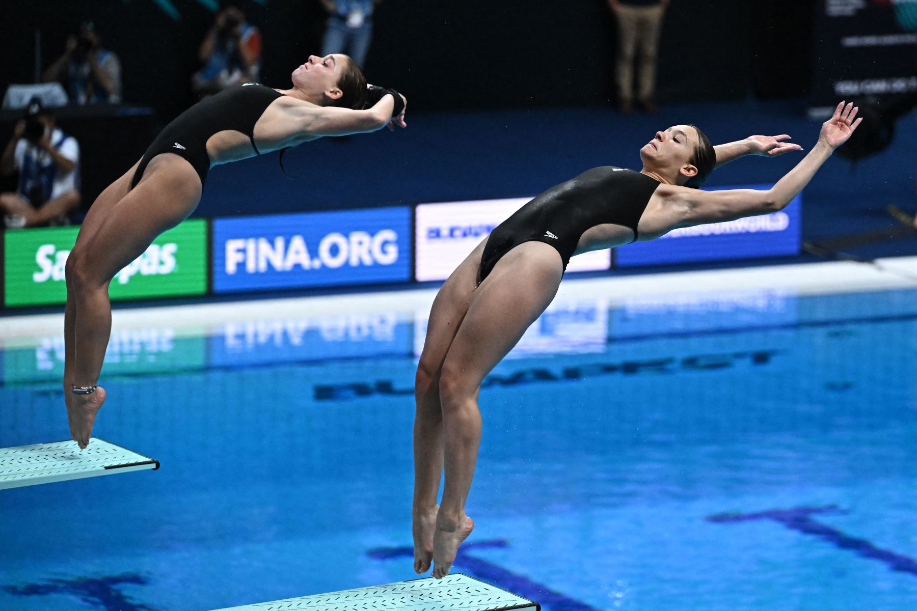 Margo Erlam de Canadá y Mia Vallee de Canadá compiten durante la final de clavados sincronizados de 3 m femeninos en el Duna Arena en Budapest.
Foto: AFP