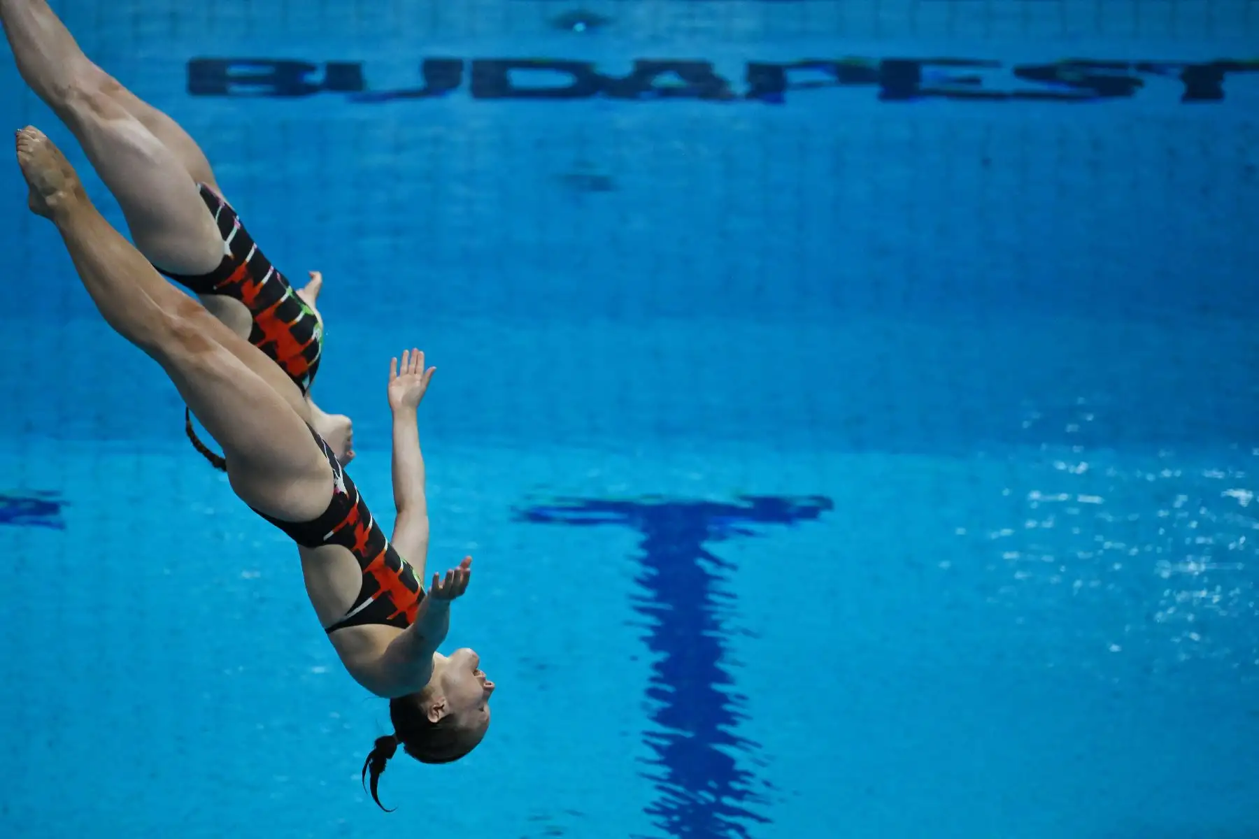Las alemanas Lena Hentschel y Tina Punzel compiten en la final femenina de clavados sincronizados de 3 metros en el Duna Arena de Budapest.
Foto: AFP