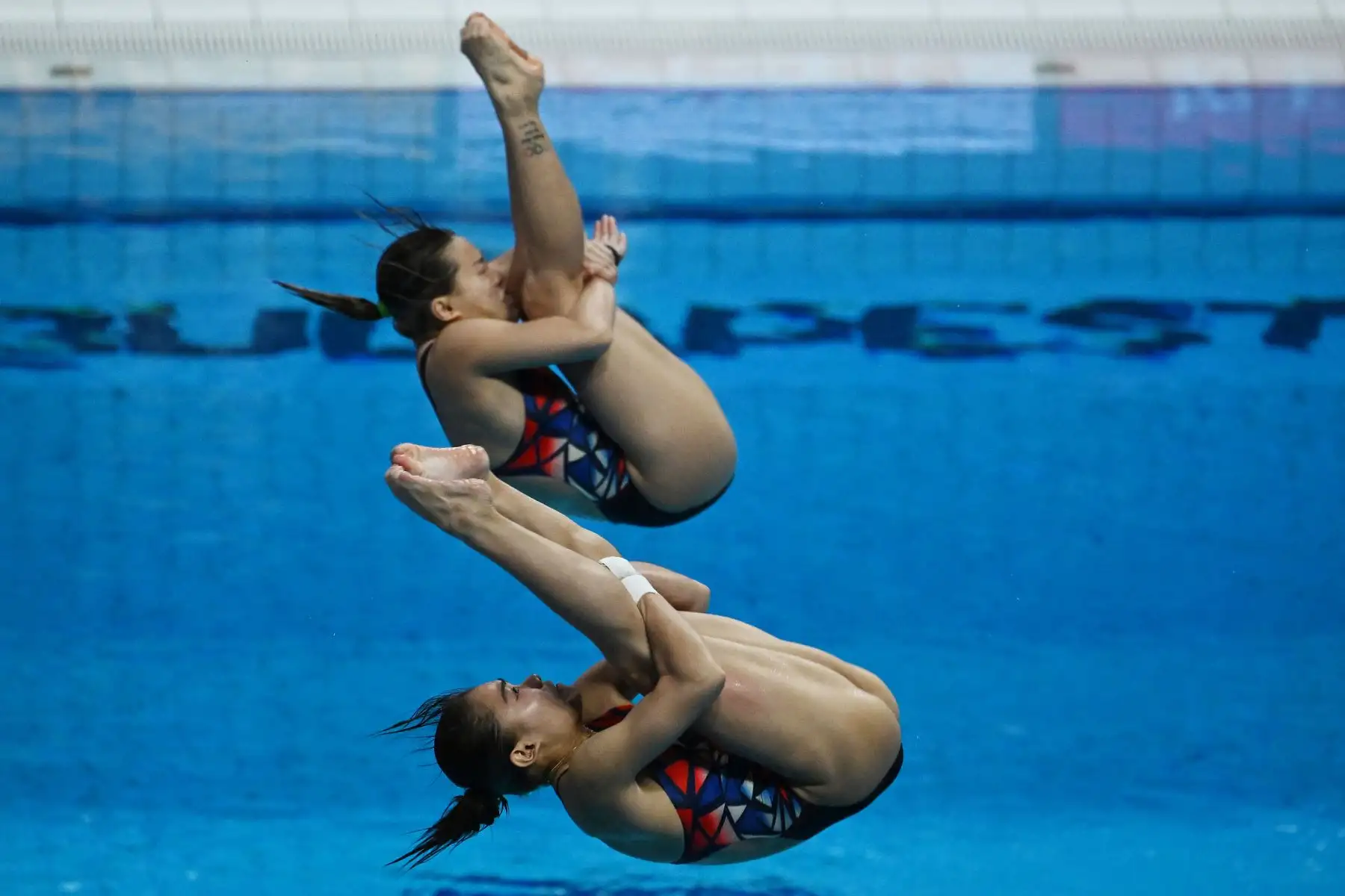 Nur Dhabitah Sabri y Yan Yee Ng de Malasia compiten en la final de clavados sincronizados femeninos de 3 metros en el Duna Arena de Budapest.
Foto: AFP