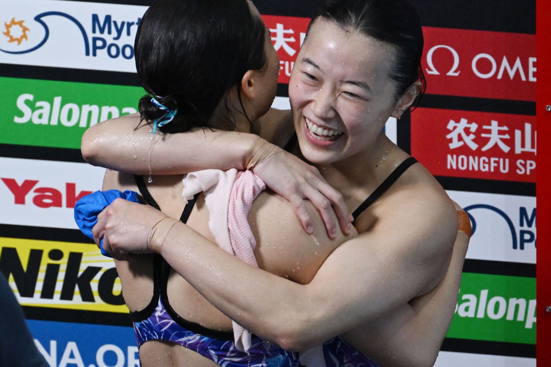 Las japonesas Sayaka Mikami y Rin Kaneto celebran sus medallas de plata después de la final femenina de clavados sincronizados de 3 m en el Duna Arena de Budapest.
Foto: AFP