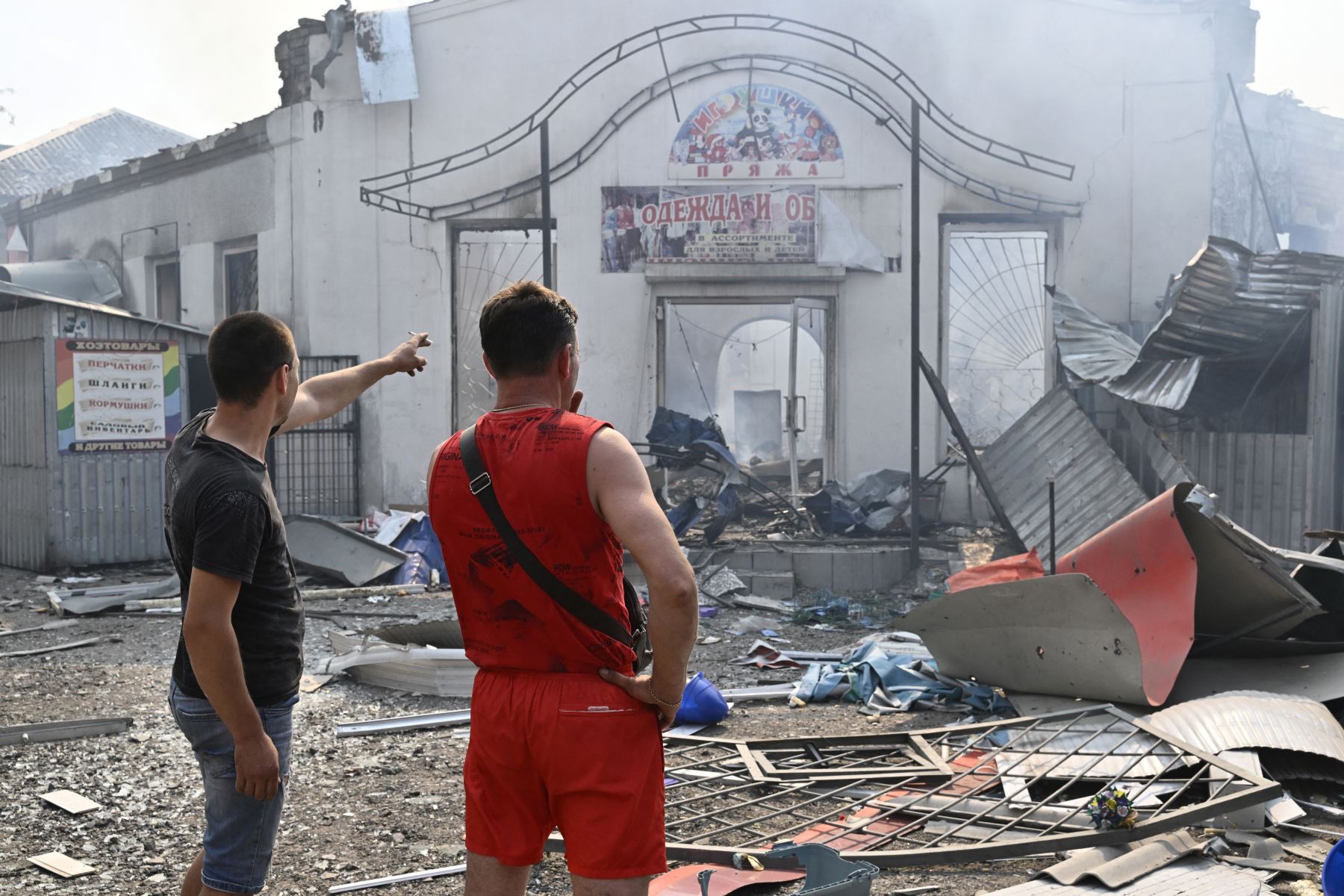 Los residentes locales pasan por las tiendas destruidas en un mercado local después de un ataque con cohetes en la ciudad ucraniana de Sloviansk.
Foto: AFP