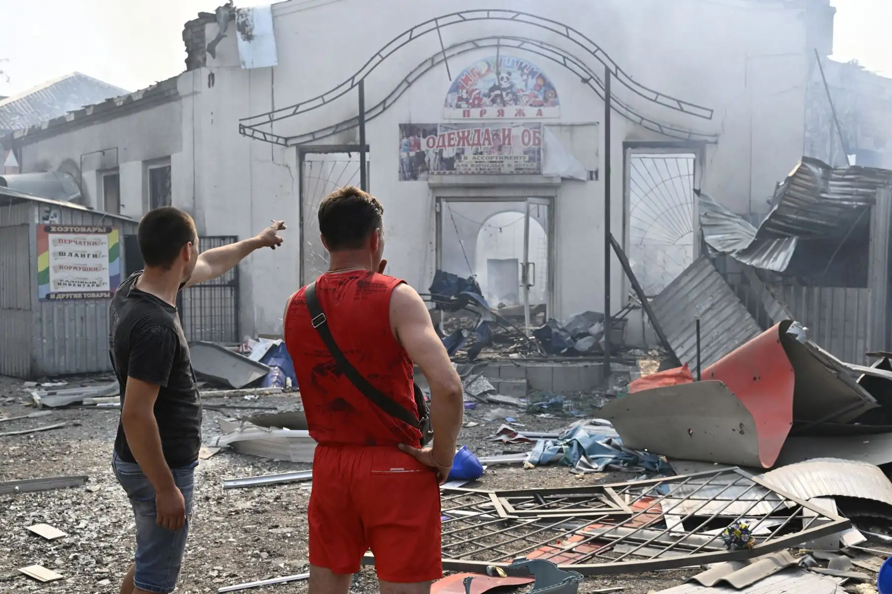 Los residentes locales pasan por las tiendas destruidas en un mercado local después de un ataque con cohetes en la ciudad ucraniana de Sloviansk.
Foto: AFP Los residentes locales pasan por las tiendas destruidas en un mercado local después de un ataque con cohetes en la ciudad ucraniana de Sloviansk.
Foto: AFP