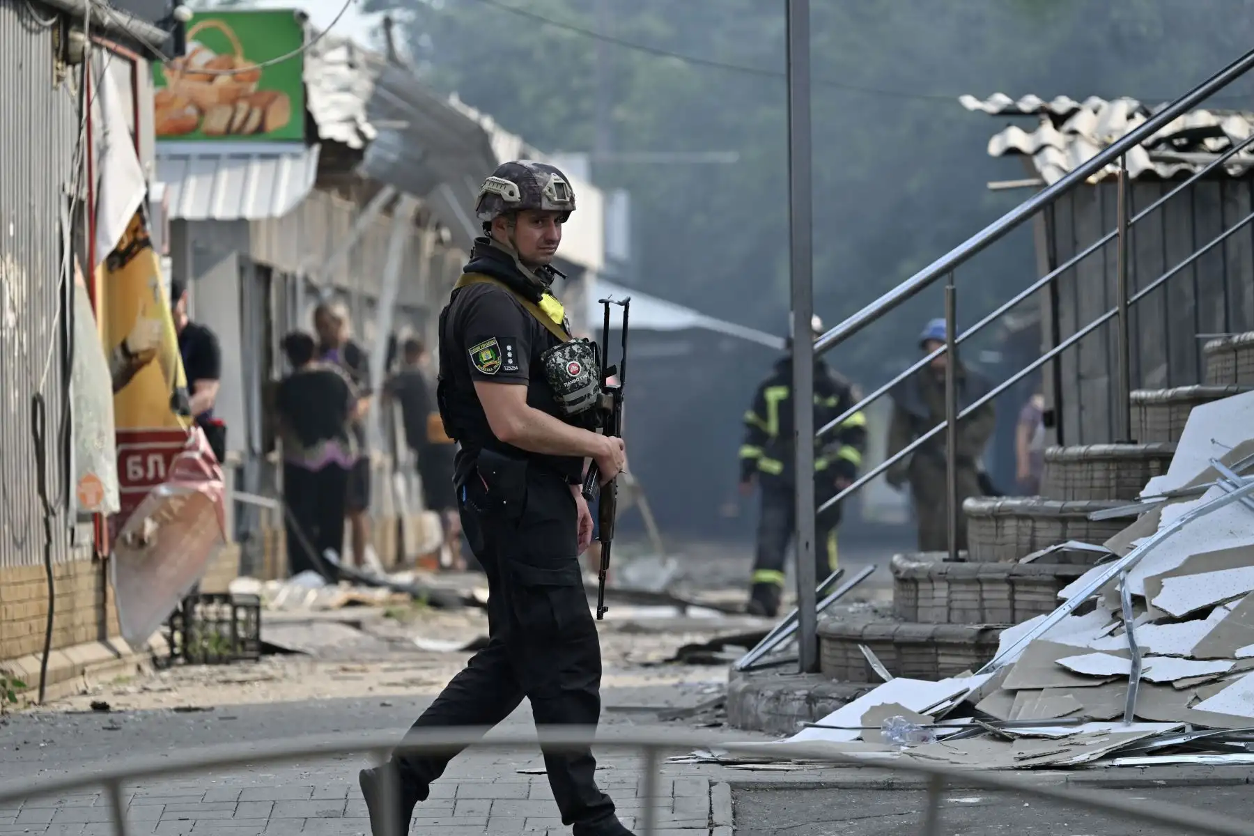 Un policía ucraniano patrulla frente a tiendas destruidas en un mercado local después de un ataque con cohetes en la ciudad ucraniana de Sloviansk.
Foto: AFP Un policía ucraniano patrulla frente a tiendas destruidas en un mercado local después de un ataque con cohetes en la ciudad ucraniana de Sloviansk.
Foto: AFP
