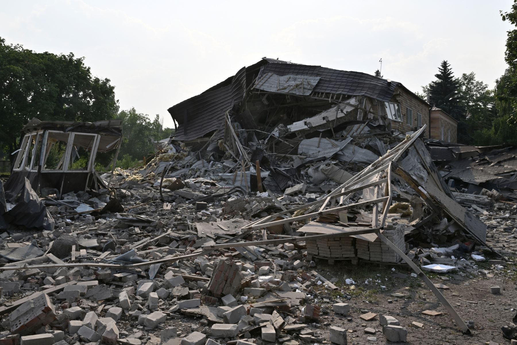 Escombros de un hotel destruido después de un ataque con cohetes en Kramatorsk, en medio de la invasión rusa de Ucrania.
Foto: AFP