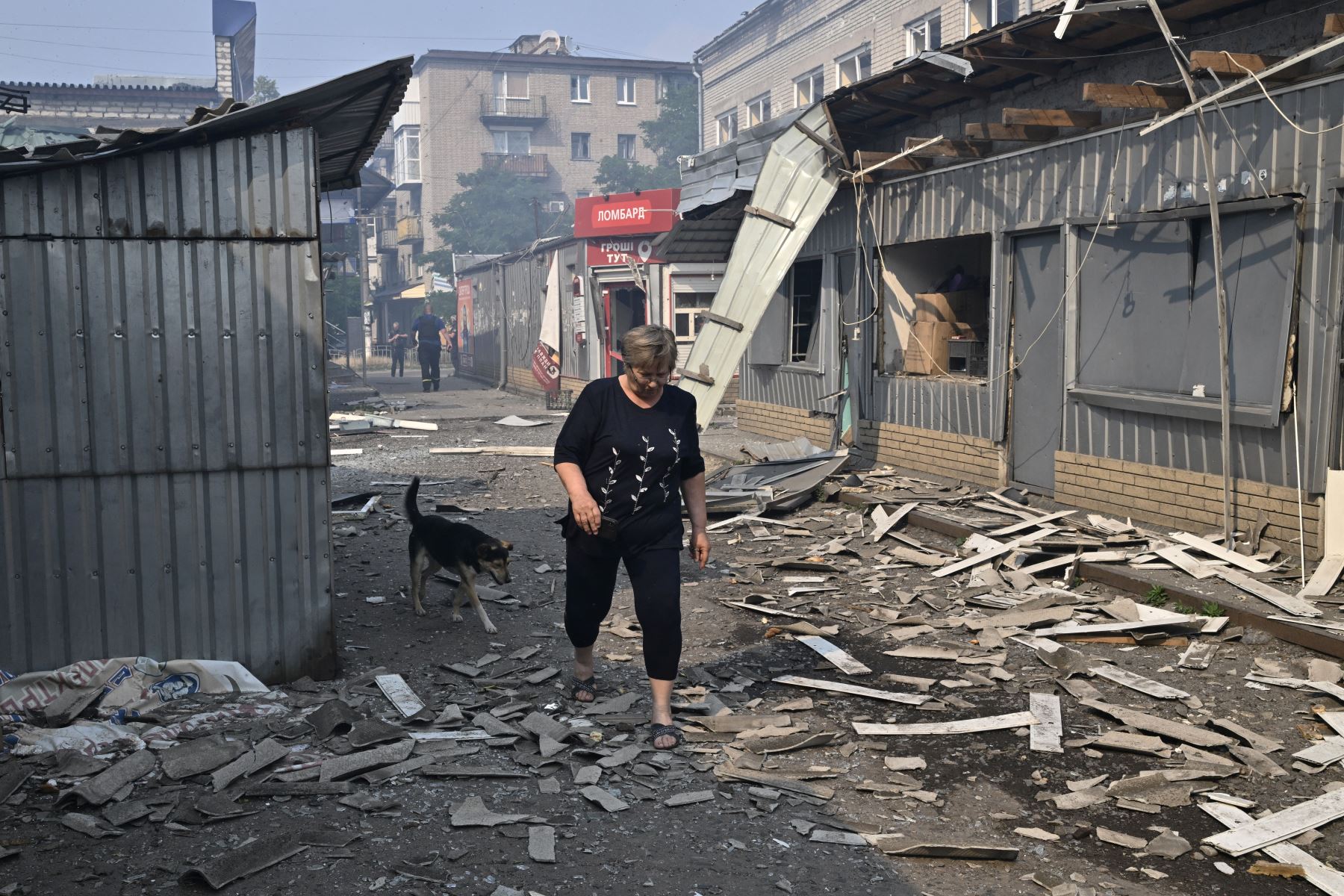 Una mujer pasa por tiendas destruidas en un mercado local después de un ataque con cohetes en la ciudad ucraniana de Sloviansk.
Foto: AFP