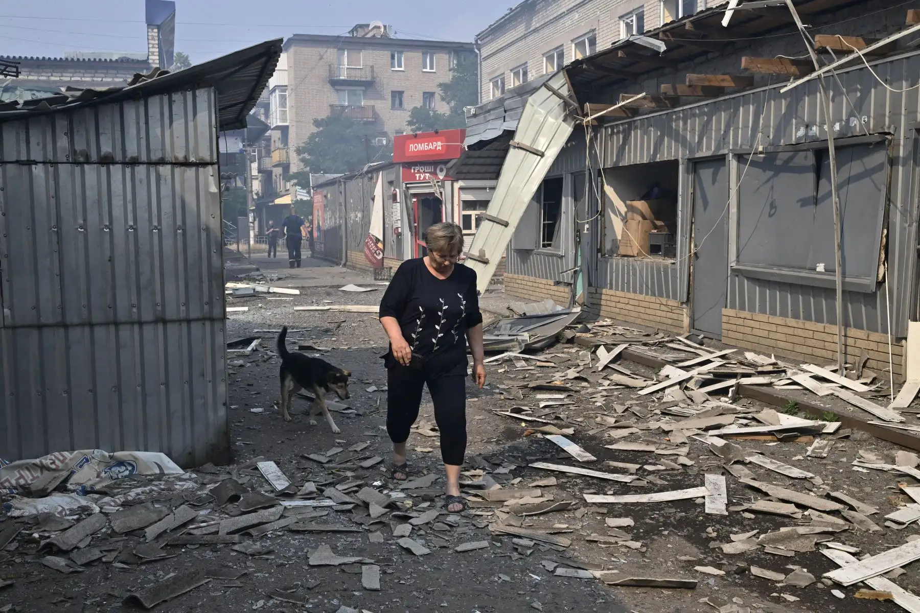 Una mujer pasa por tiendas destruidas en un mercado local después de un ataque con cohetes en la ciudad ucraniana de Sloviansk.
Foto: AFP Una mujer pasa por tiendas destruidas en un mercado local después de un ataque con cohetes en la ciudad ucraniana de Sloviansk.
Foto: AFP