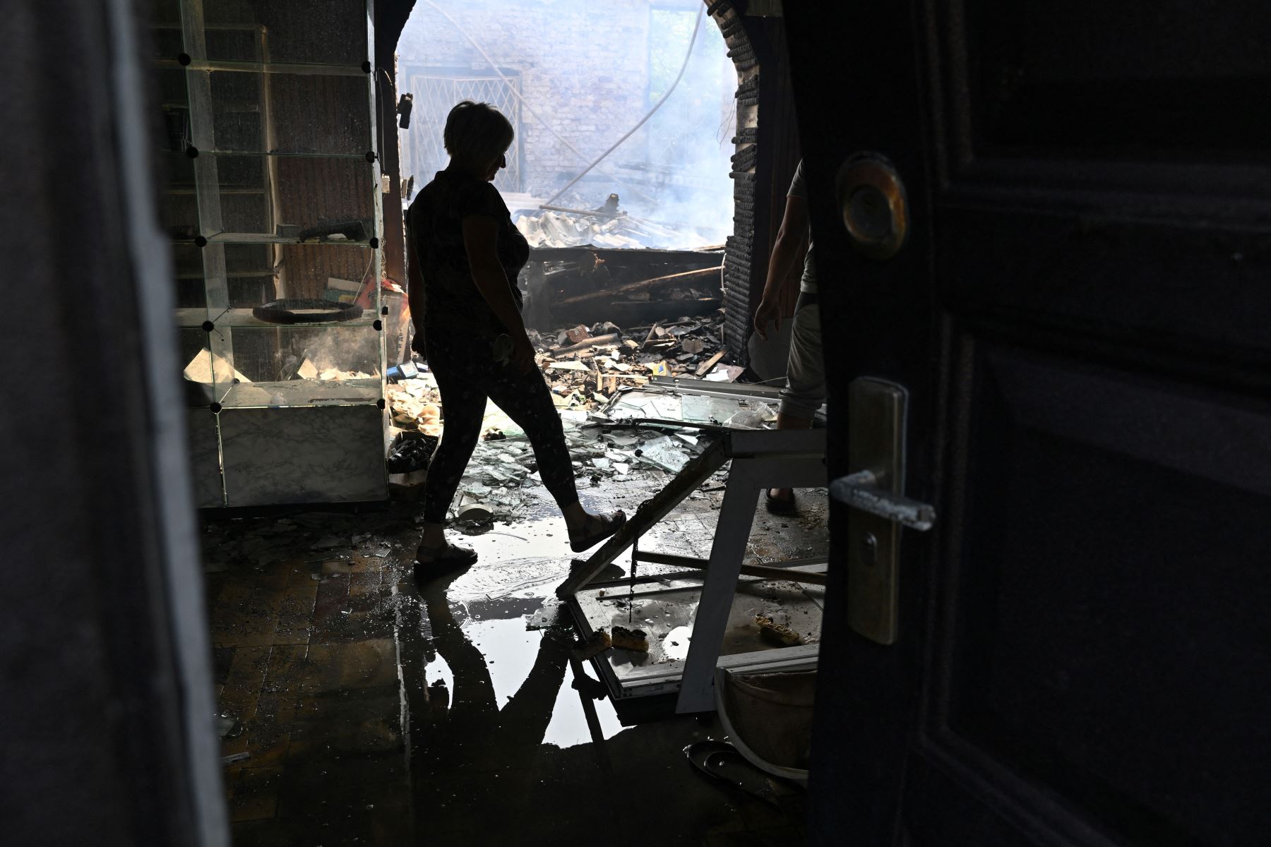 Un vendedor entra en una tienda destruida en un mercado local después de un ataque con cohetes en la ciudad ucraniana de Sloviansk.
Foto: AFP