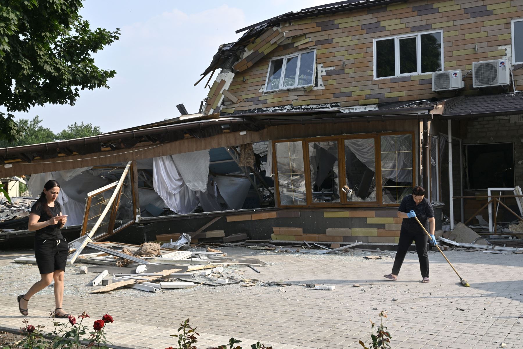 Los empleados limpian los escombros frente a un hotel destruido después de un ataque con cohetes en Kramatorsk.
Foto: AFP