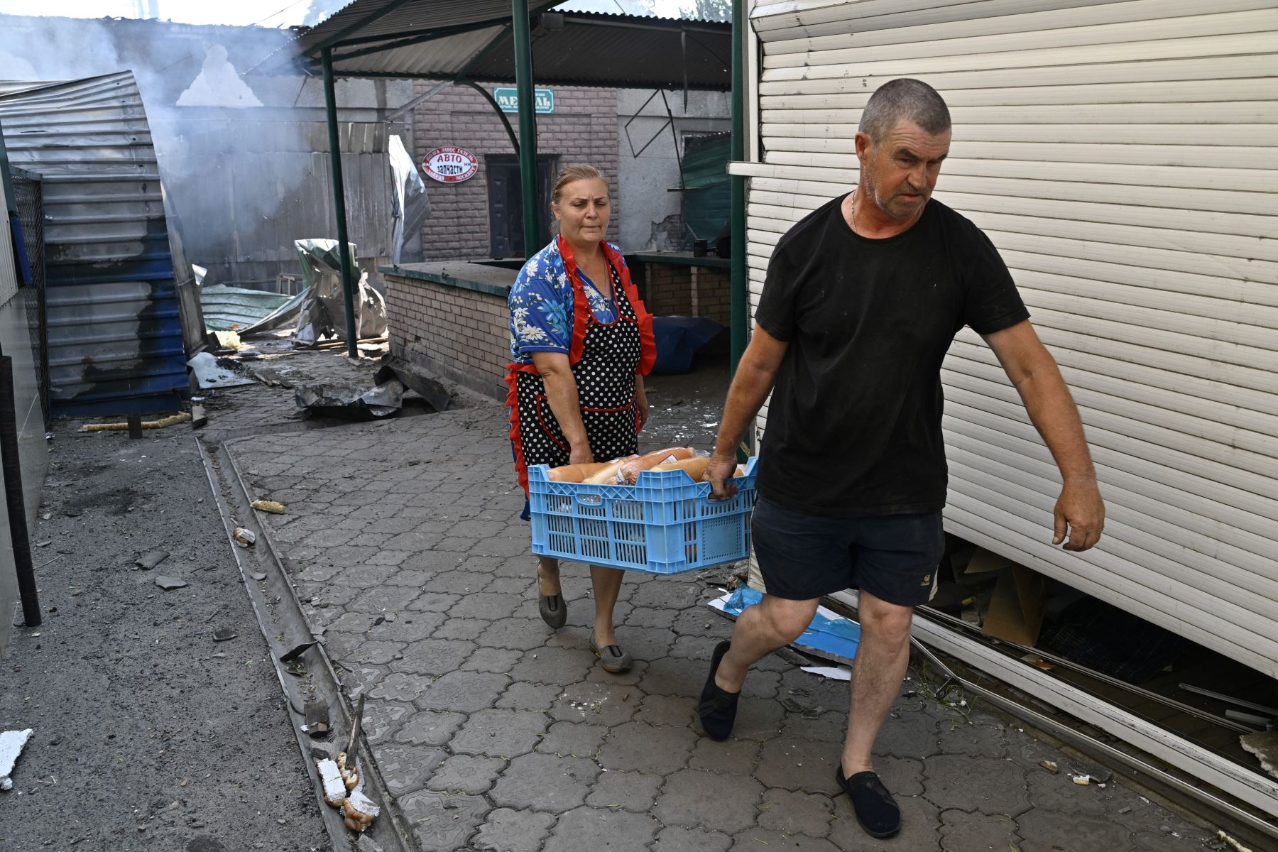 Los vendedores se llevan algunos productos de las tiendas destruidas en un mercado local después de un ataque con cohetes en la ciudad ucraniana de Sloviansk.
Foto: AFP