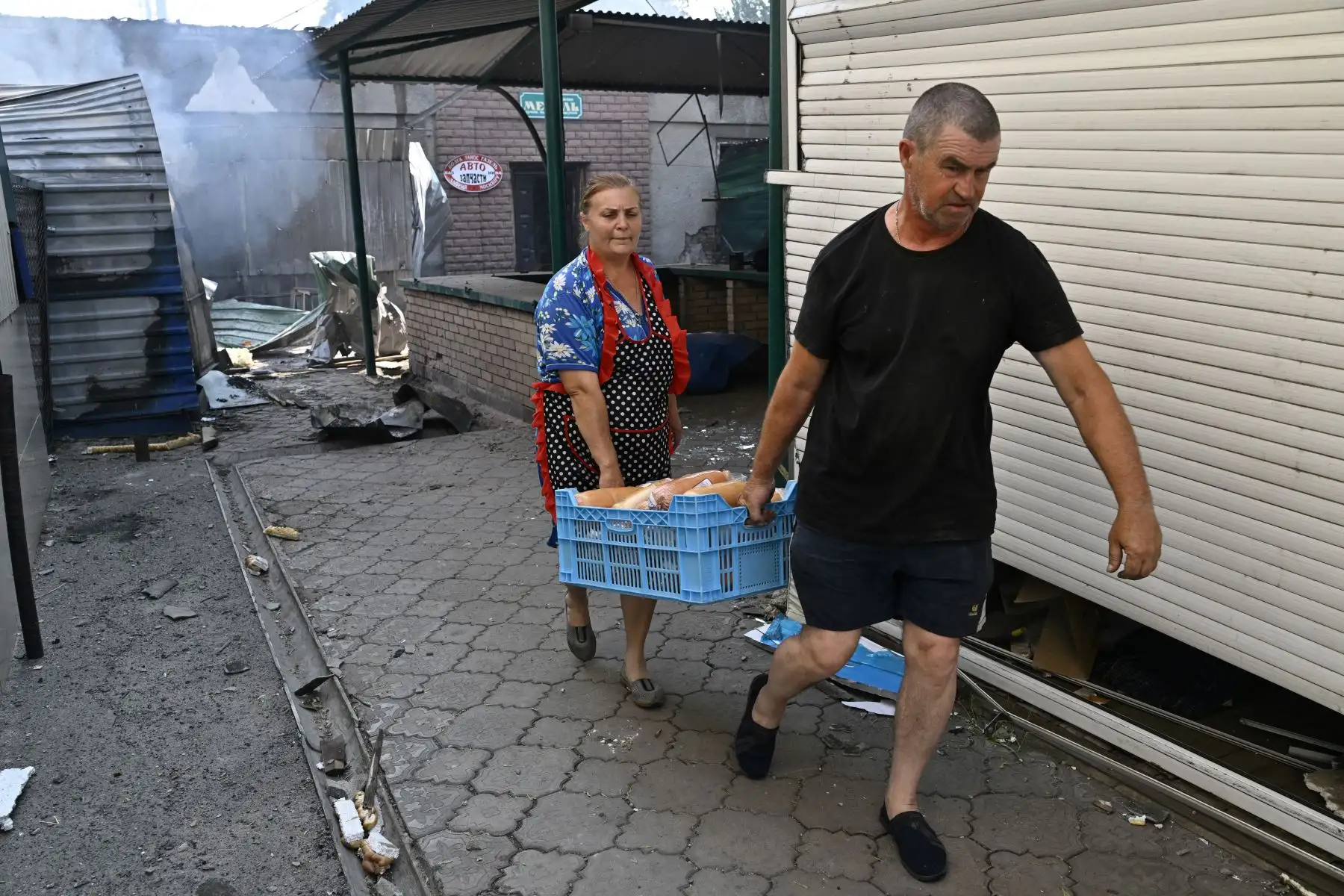 Los vendedores se llevan algunos productos de las tiendas destruidas en un mercado local después de un ataque con cohetes en la ciudad ucraniana de Sloviansk.
Foto: AFP Los vendedores se llevan algunos productos de las tiendas destruidas en un mercado local después de un ataque con cohetes en la ciudad ucraniana de Sloviansk.
Foto: AFP