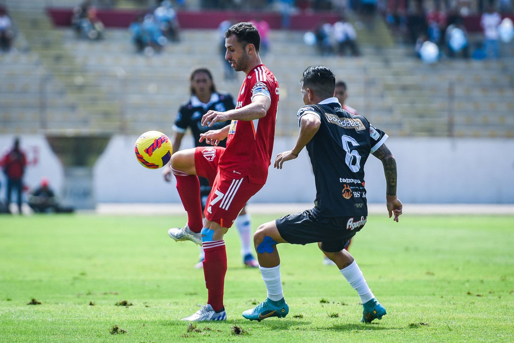 El jugador Horacio Calcaterra de Sporting Cristal disputa el balón con el jugador del club Carlos  Mannucci en el partido de la jornada 19 del Torneo Apertura de la Liga 1 en el estadio Mansiche.
Foto: @ClubSCristal