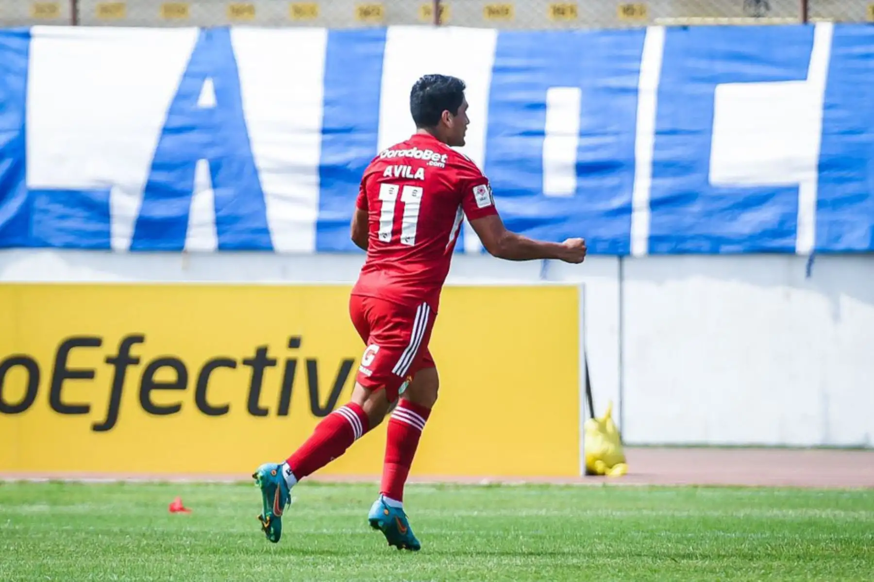 El jugador Írven Ávila de Sporting Cristal celebra su gol anotado ante el club Carlos  Mannucci en el partido de la jornada 19 del Torneo Apertura de la Liga 1 en el estadio Mansiche.
Foto: @ClubSCristal