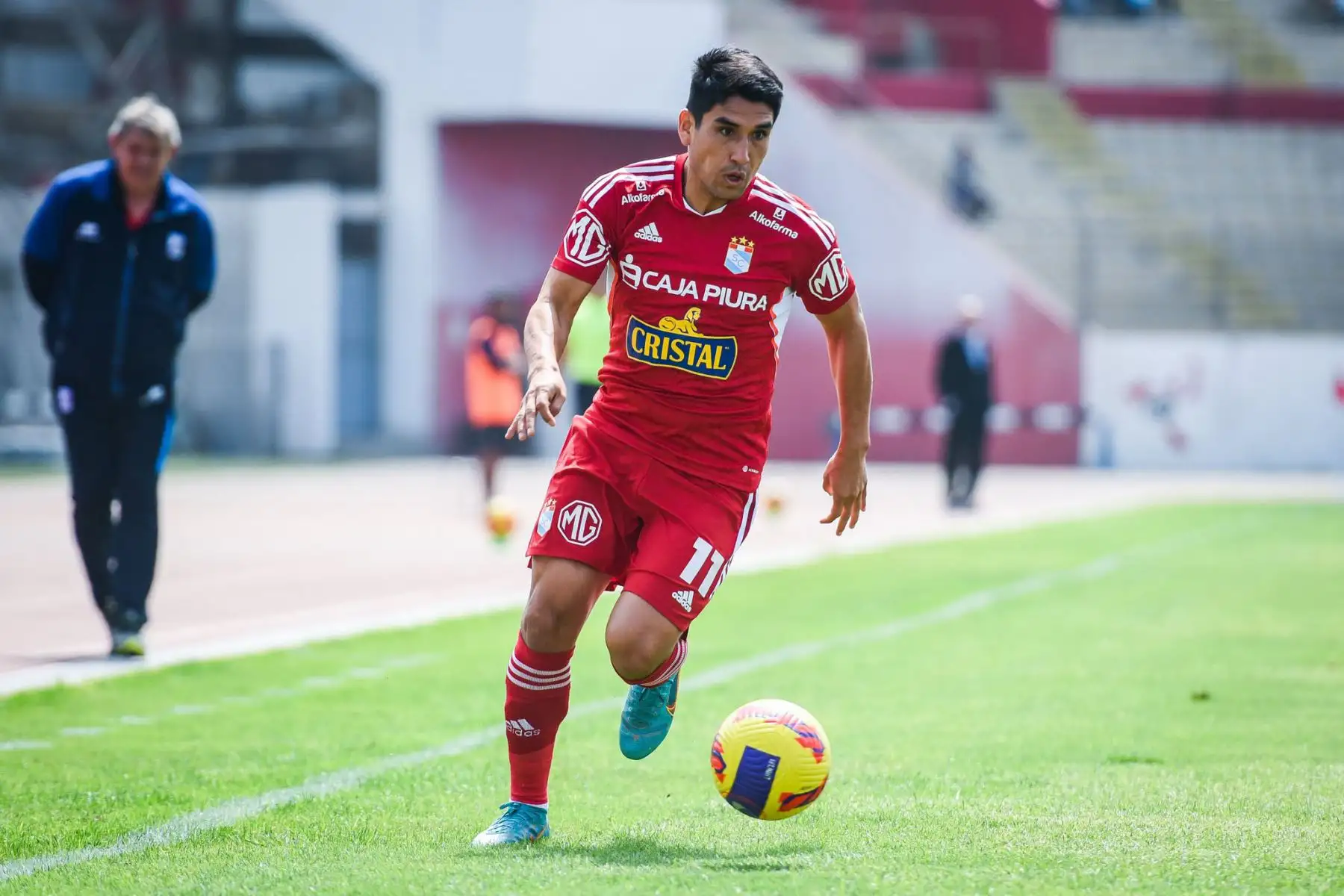 El jugador Írven Ávila de Sporting Cristal disputa el balón  ante el club Carlos  Mannucci en el partido de la jornada 19 del Torneo Apertura de la Liga 1 en el estadio Mansiche.
Foto: @ClubSCristal