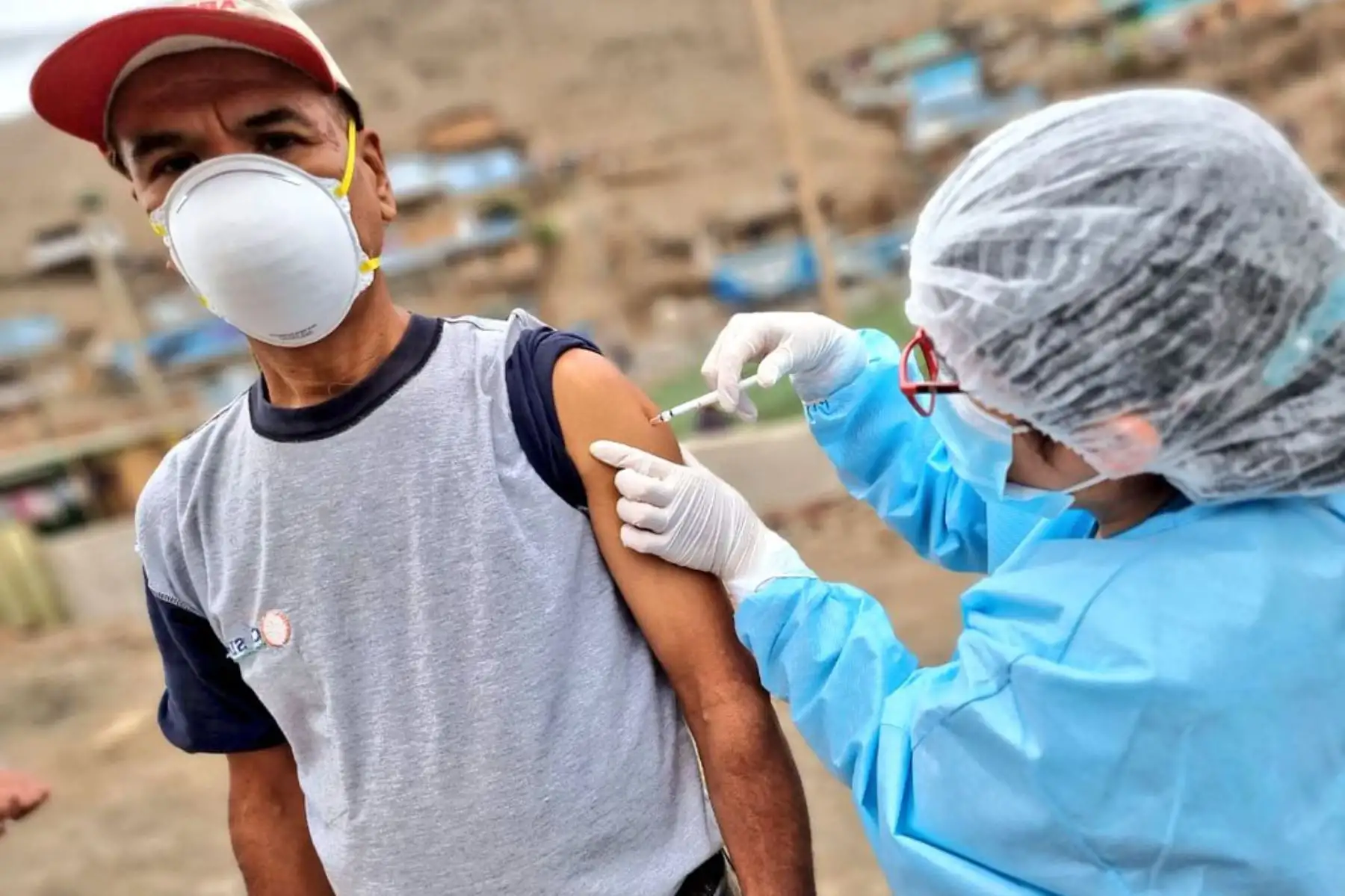 Ministerio de Salud a través de la Diris Lima Norte visita casa por casa para vacunación contra la covid - 19  en el Cerro Candela, en San Martín de Porres.
Foto: Minsa