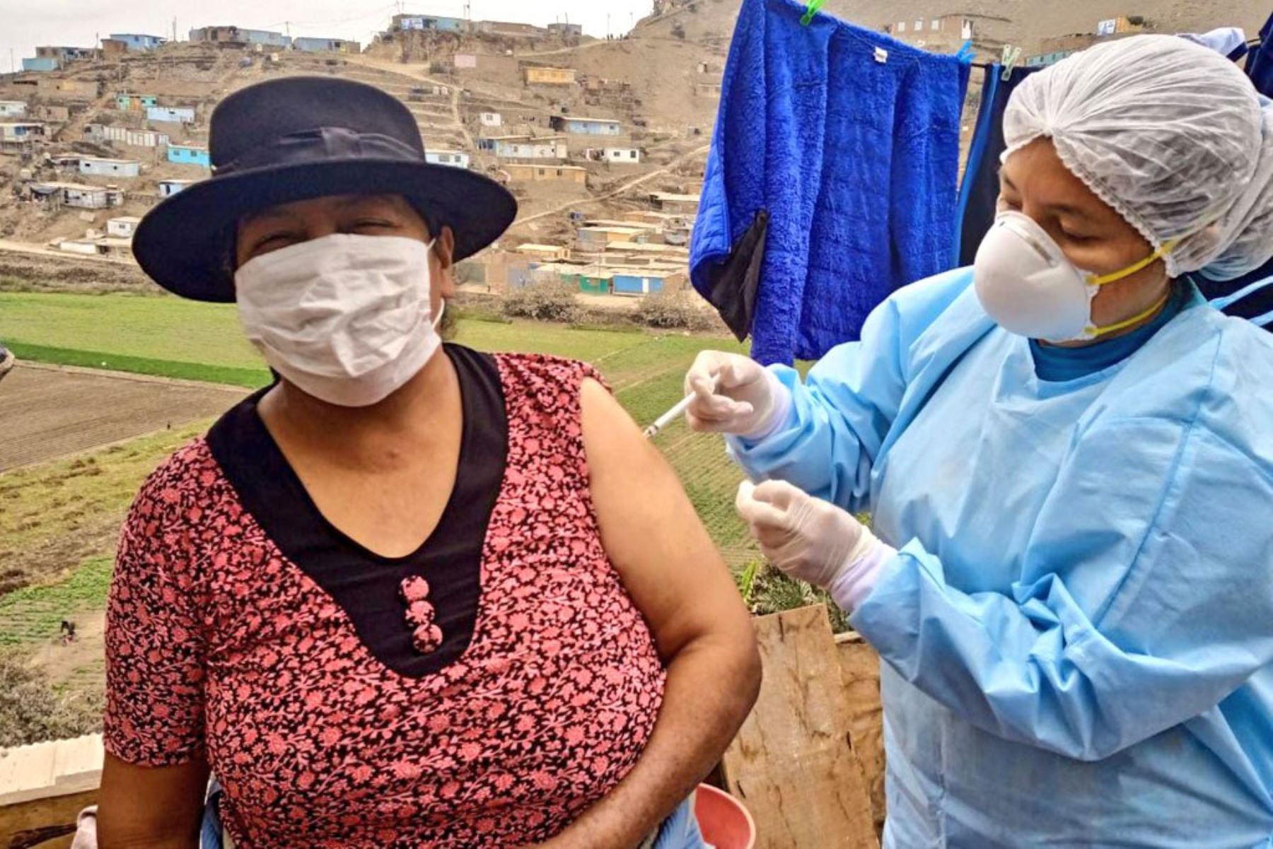 Ministerio de Salud a través de la Diris Lima Norte visita casa por casa para vacunación contra la covid - 19  en el Cerro Candela, en San Martín de Porres.
Foto: Minsa