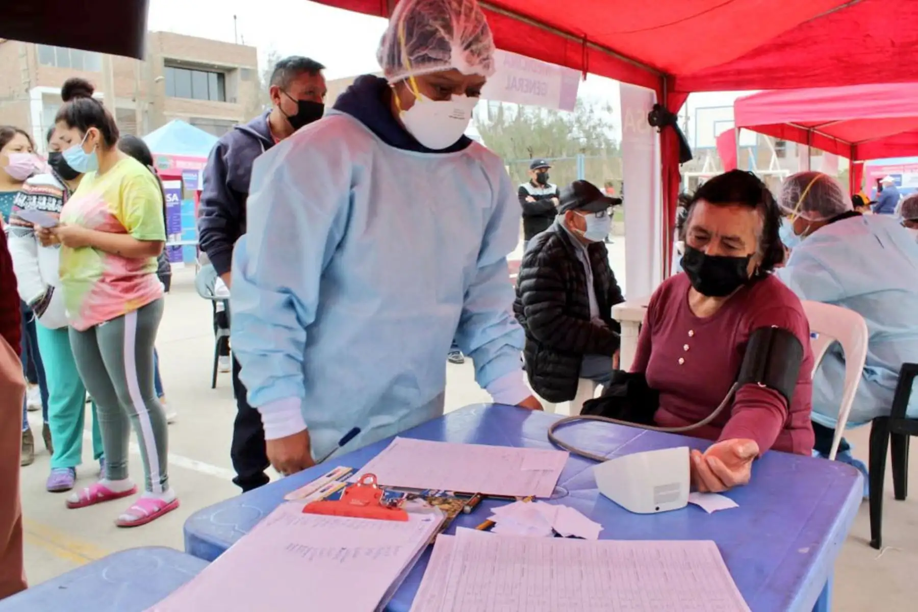 Ministerio de Salud a través de la Diris Lima Norte visita casa por casa para vacunación contra la covid - 19  en el Cerro Candela, en San Martín de Porres.
Foto: Minsa
