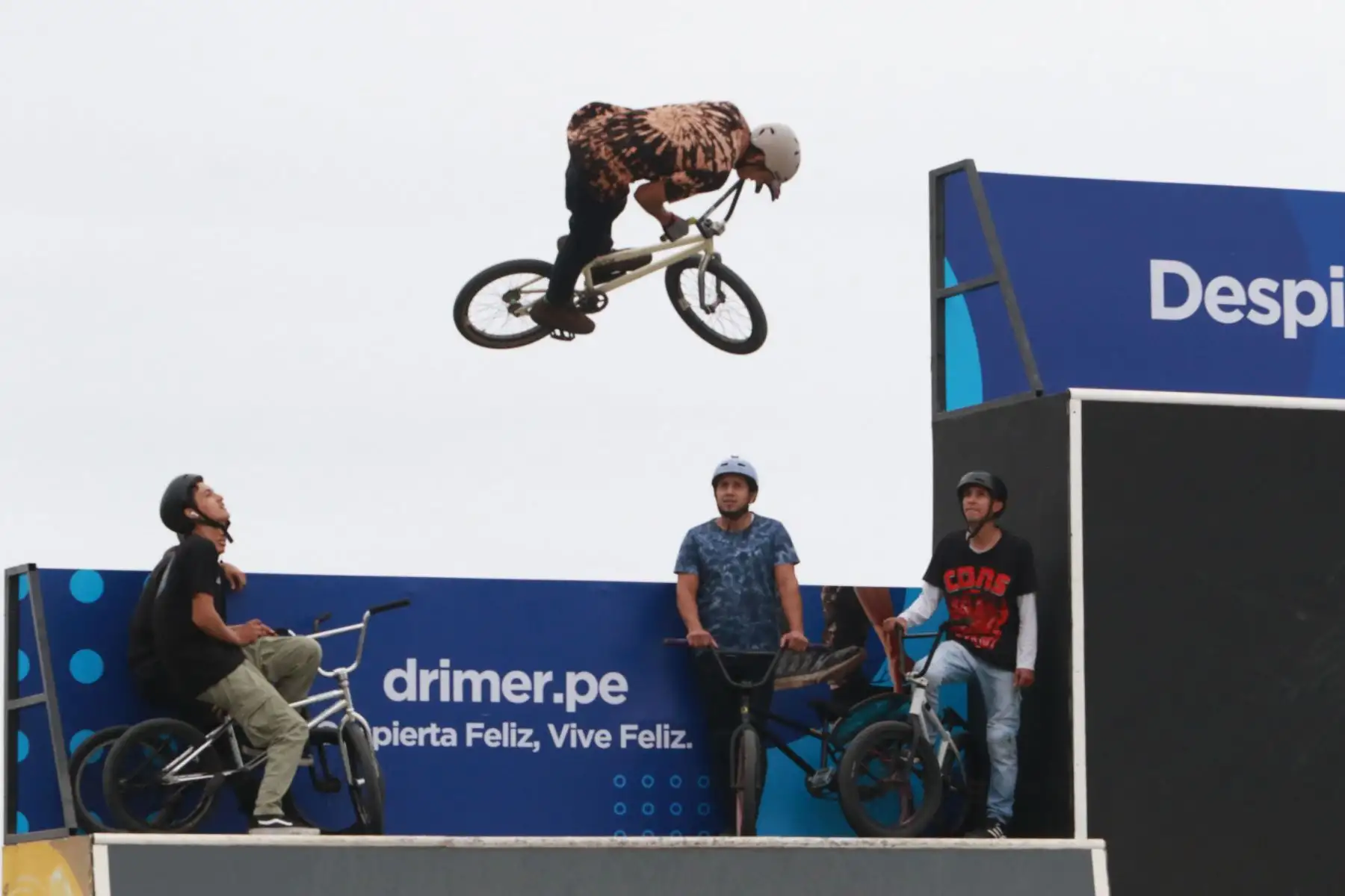 Legado promueve espacios creativos y deportivos denominado “Legado Ayllu Pukllay” en la sede de la Costa Verde.
 Se trata de una fiesta deportiva para niños, jóvenes y adultos, quienes podrán jugar y practicar disciplinas como vóley playa, skateboarding, bmx, freestyle, pickleball, patinaje de velocidad y básquet, además, de exhibiciones de danza moderna.
Foto: ANDINA/Héctor Vinces